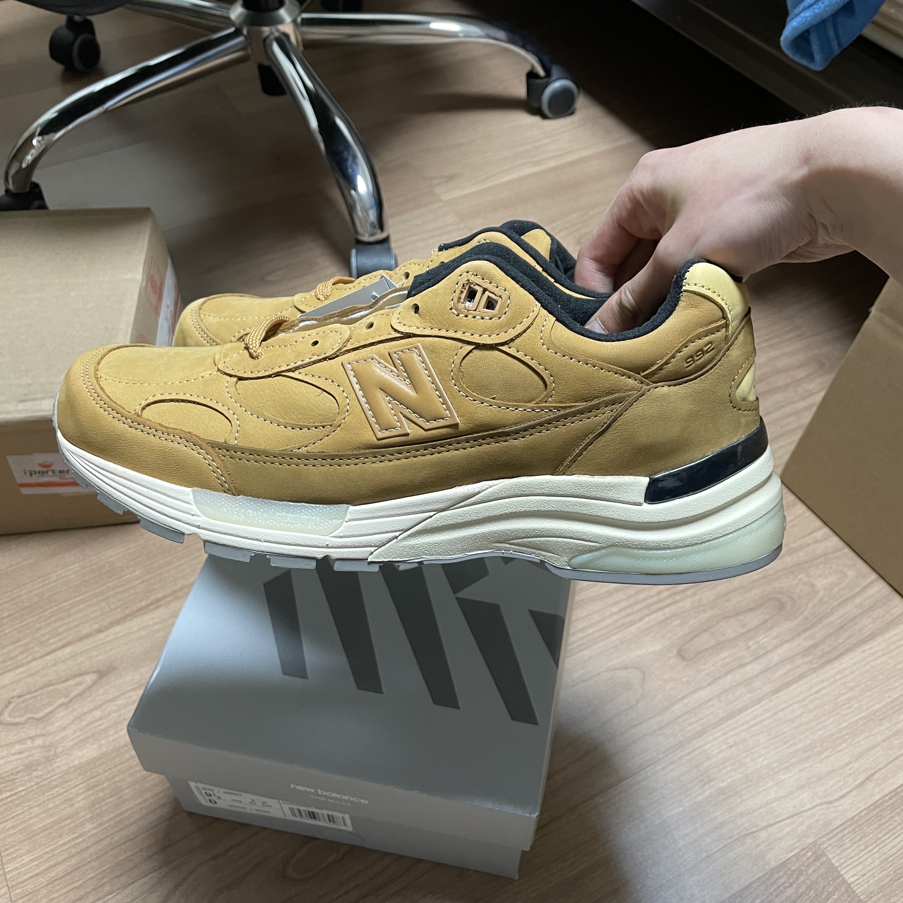 New Balance 992 Made in USA Brown 착용 스타일 - 3