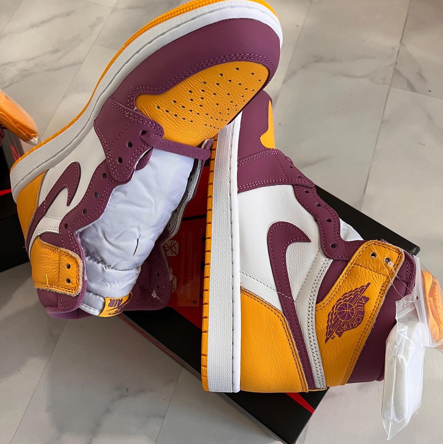 Jordan 1 Retro High OG University Gold Light Bordeaux 착용 스타일 - 1