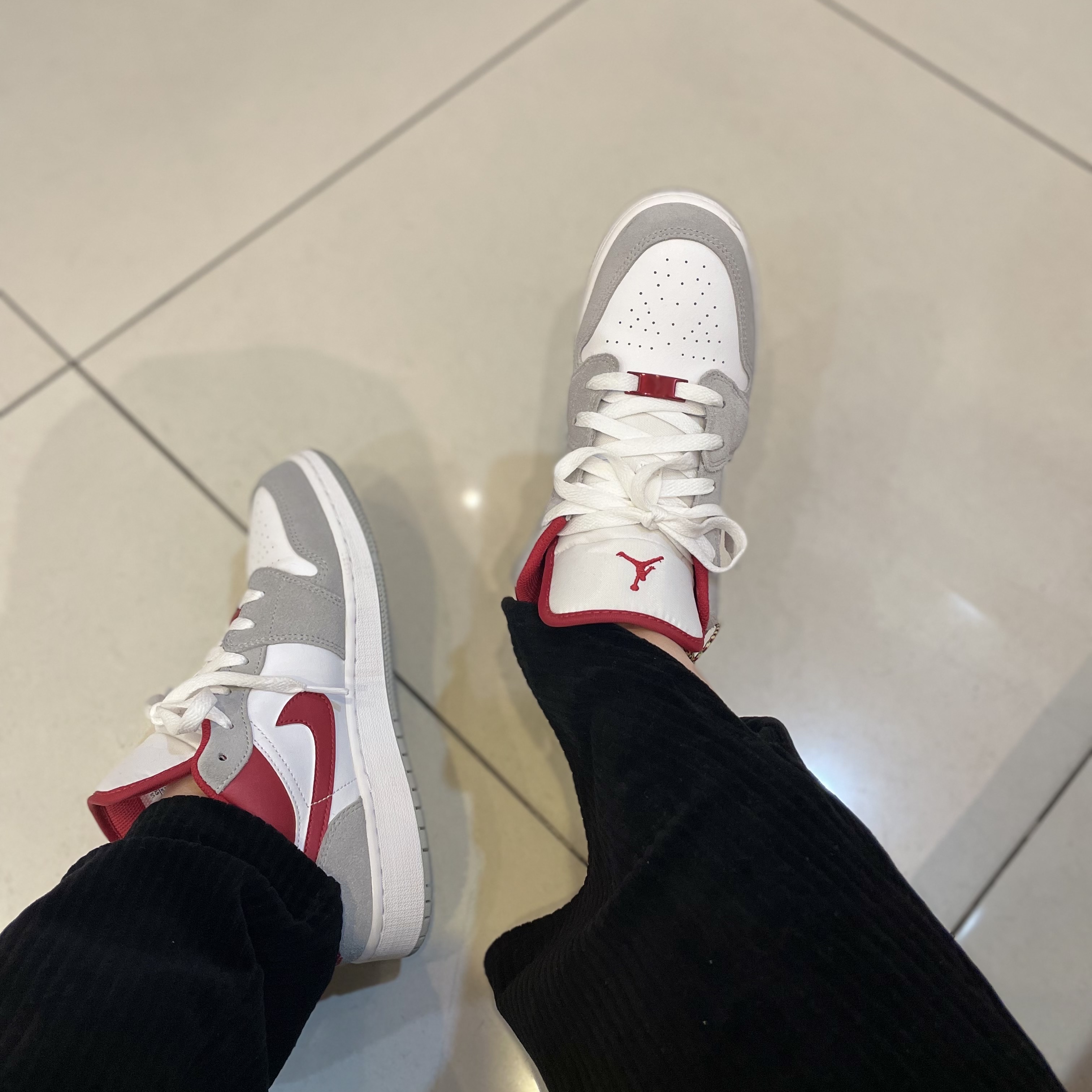 (GS) Jordan 1 Low SE Light Smoke Grey Gym Red, Jordan 1 Low SE Light Smoke Grey Gym Red 착용 스타일 - 1
