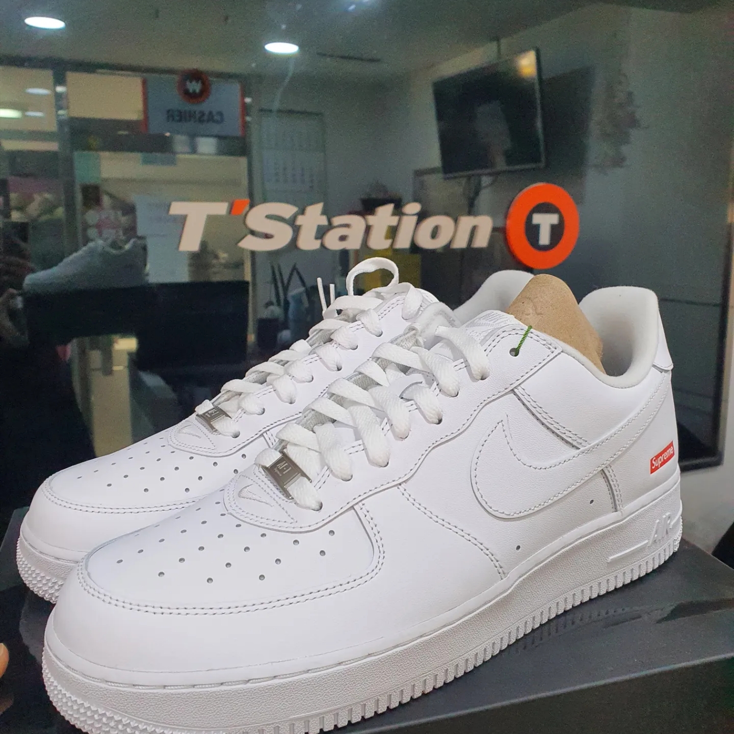 Nike x Supreme Air Force 1 Low White 착용 스타일 - 2