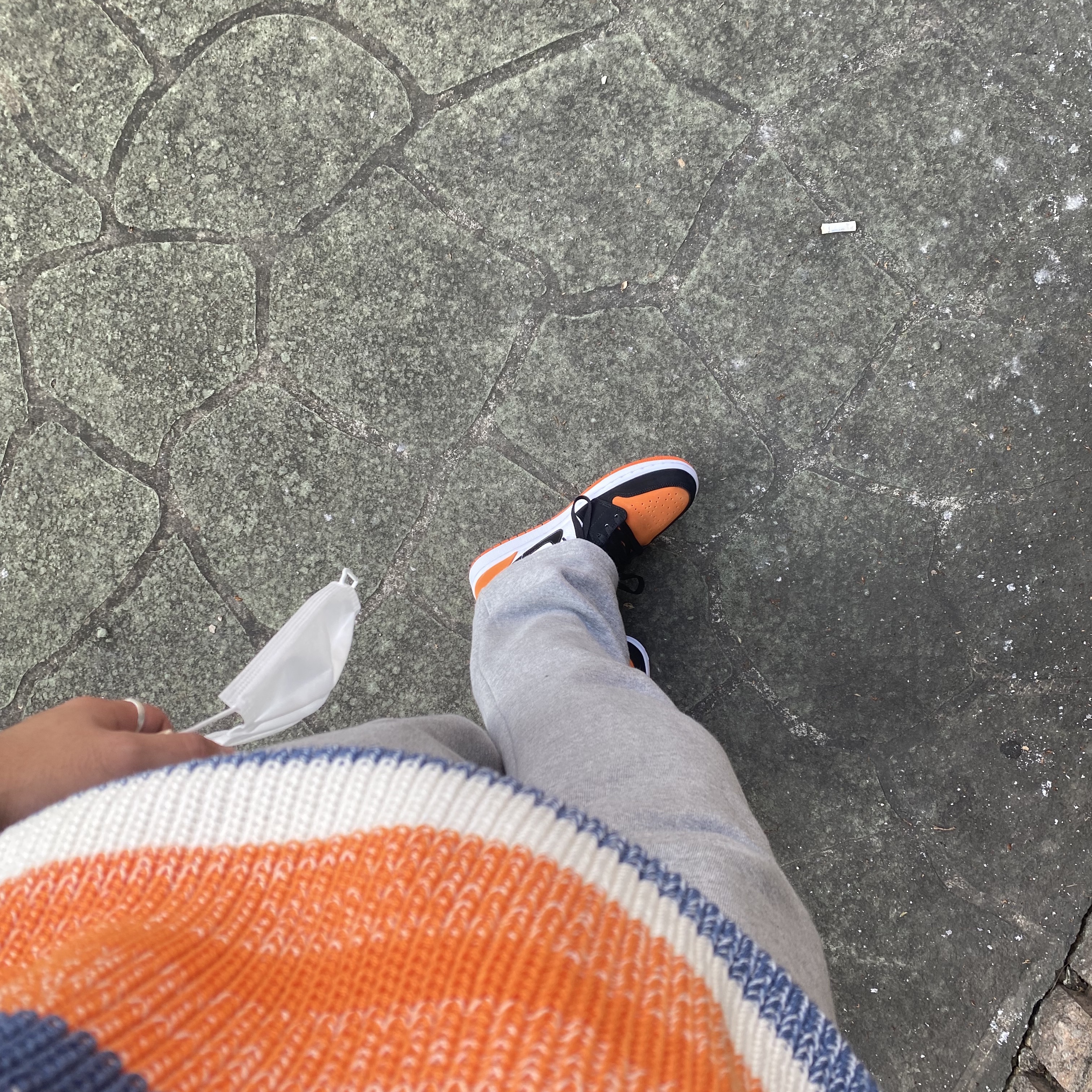 Jordan 1 Low Shattered Backboard, Jordan 1 Retro High OG Light Smoke Grey 착용 스타일 - 2
