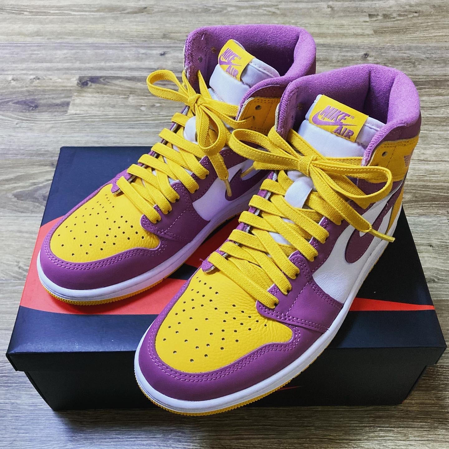 Jordan 1 Retro High OG University Gold Light Bordeaux 착용 스타일 - 2