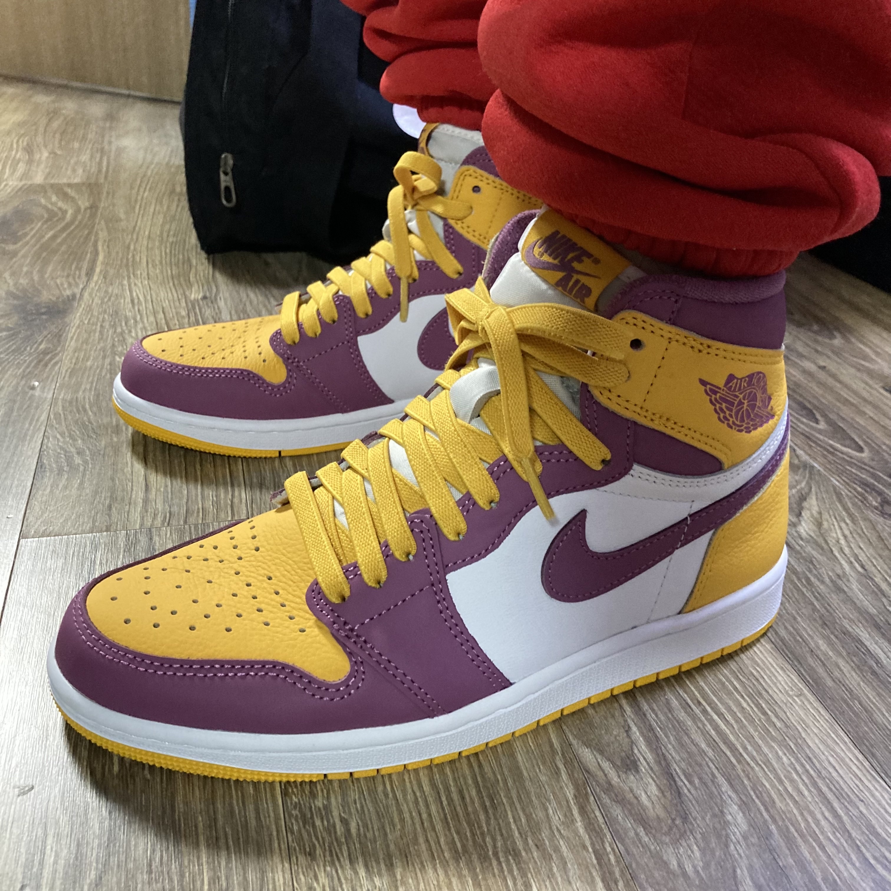 Jordan 1 Retro High OG University Gold Light Bordeaux 착용 스타일 - 3