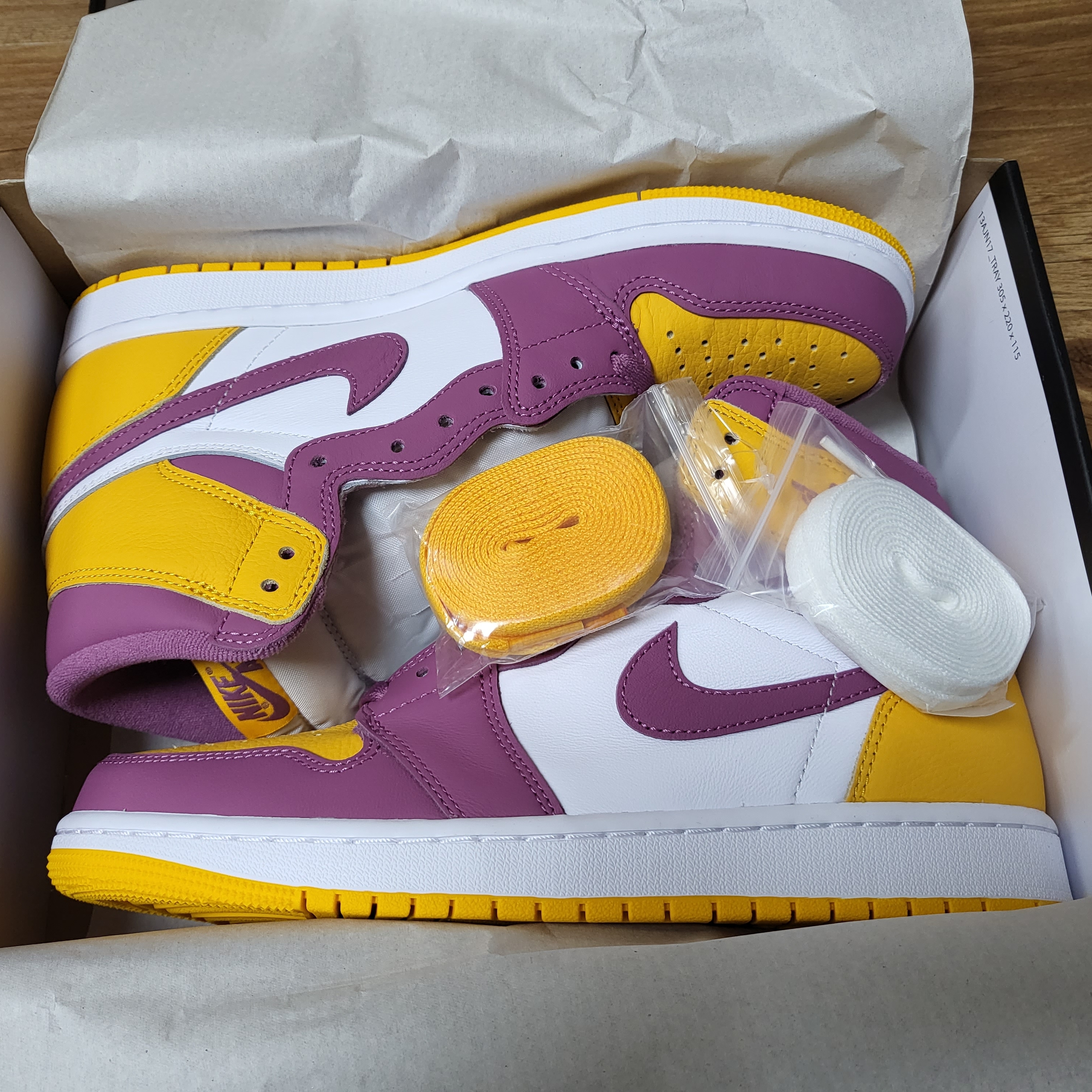 Jordan 1 Retro High OG University Gold Light Bordeaux 착용 스타일 - 2