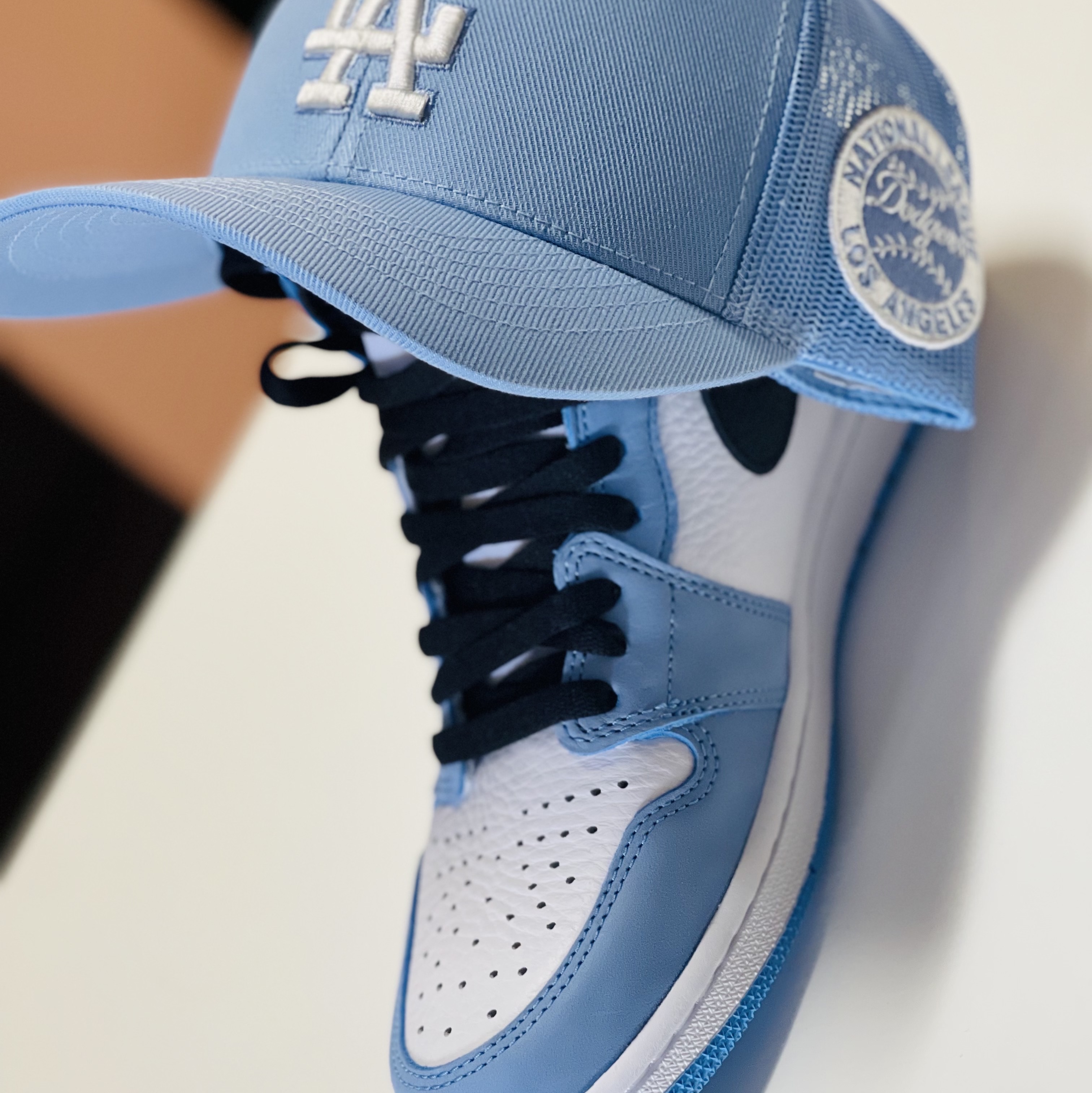 Jordan 1 Retro High OG University Blue 착용 스타일 - 1