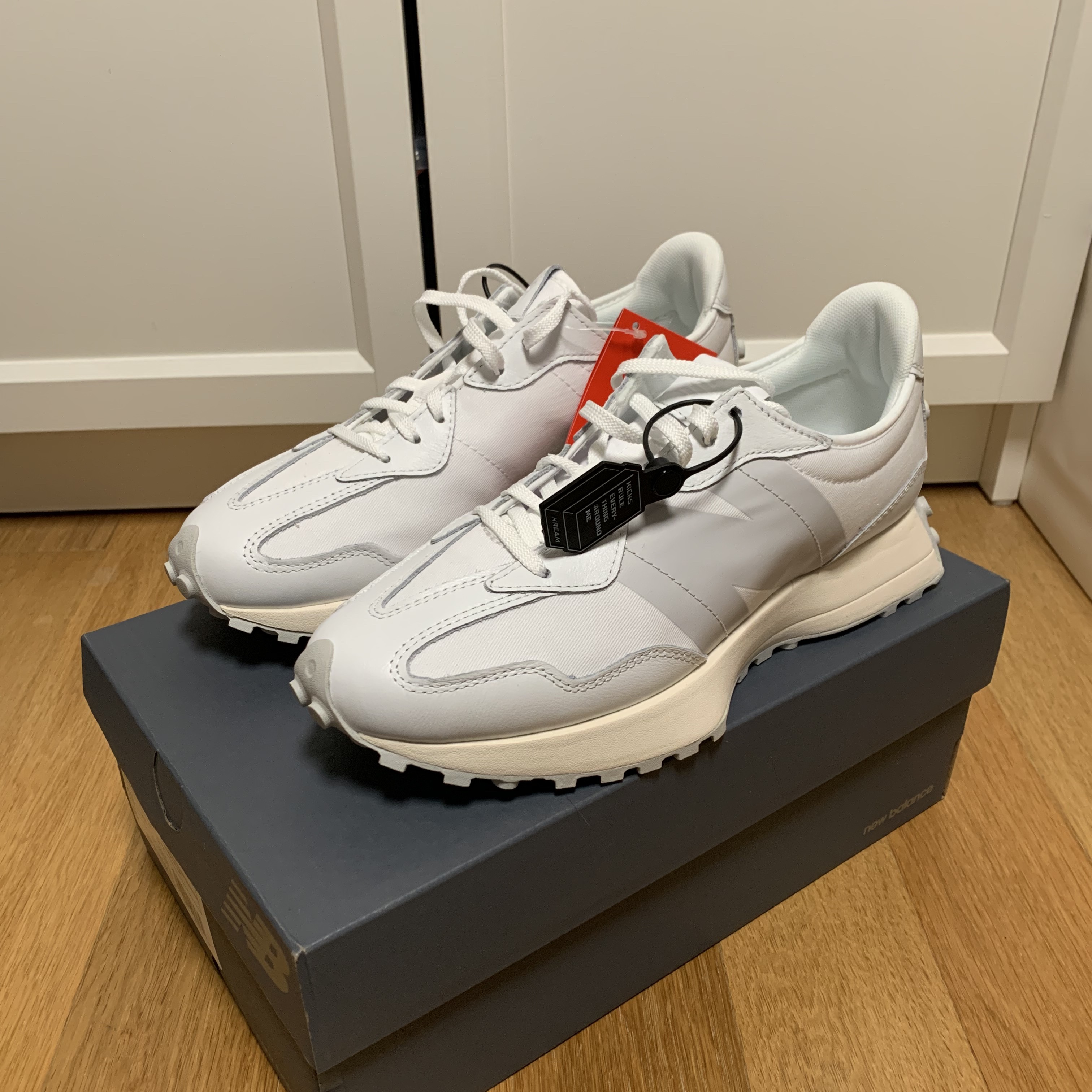 (W) New Balance 327 White - JD Sports Exclusive 착용 스타일