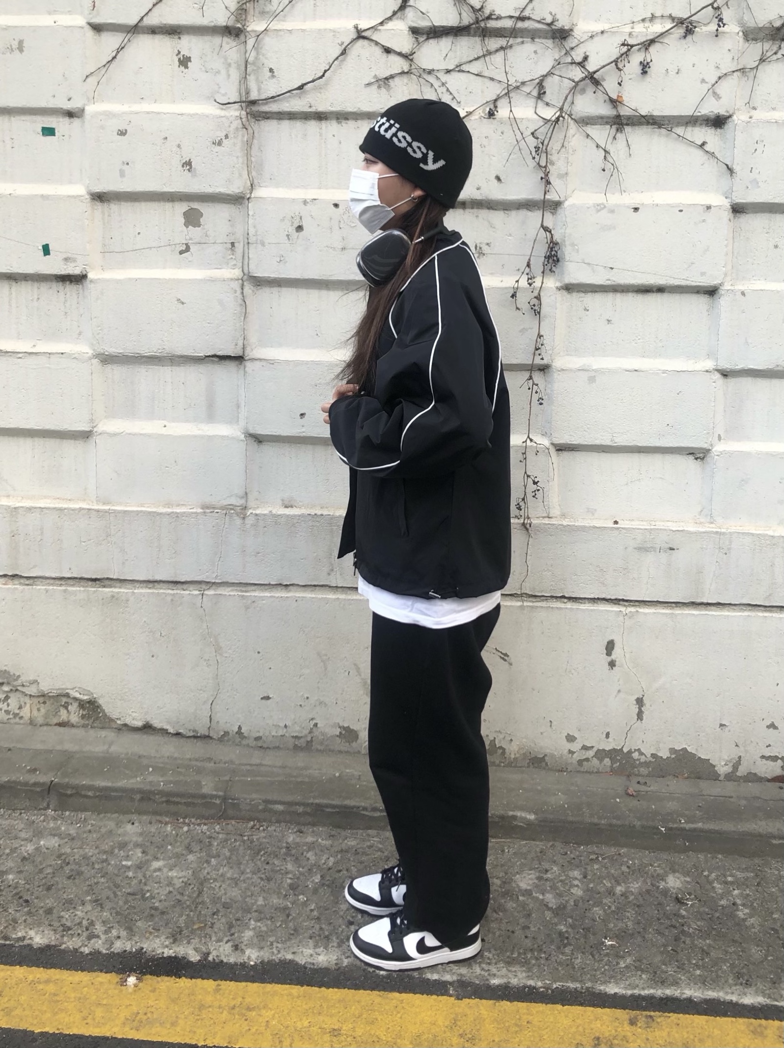 Stussy Helvetica Jacquard Beanie Black, Apple AirPods Max Lightning Space Gray (Korean Ver.) 착용 스타일 - 4