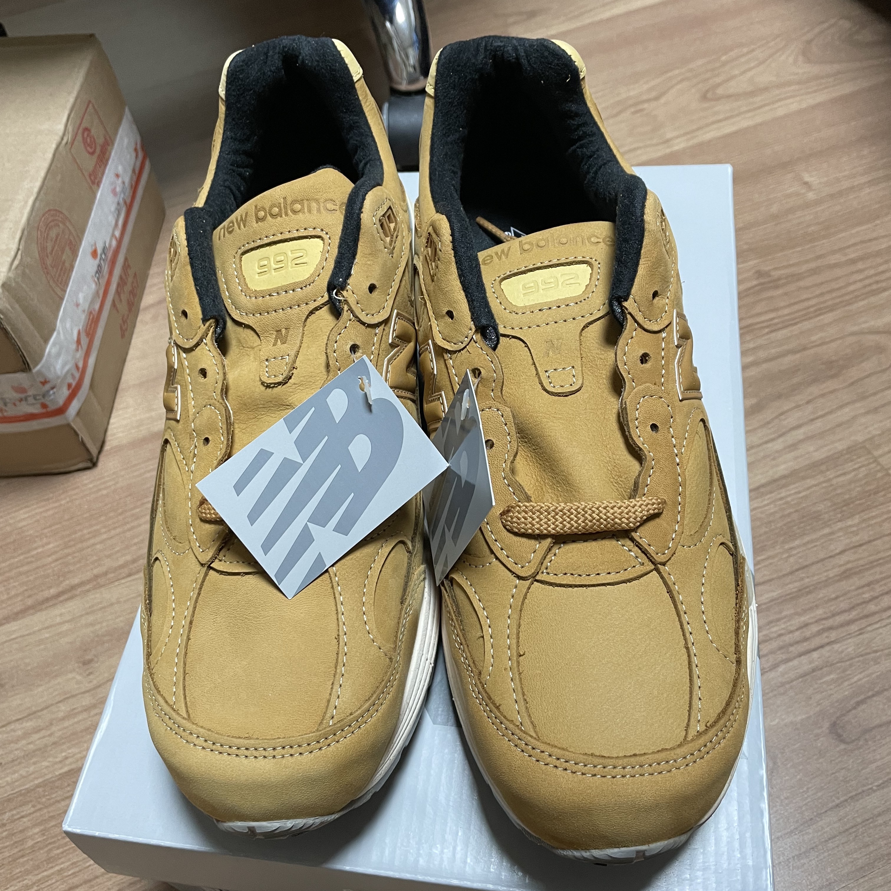 New Balance 992 Made in USA Brown 착용 스타일 - 1