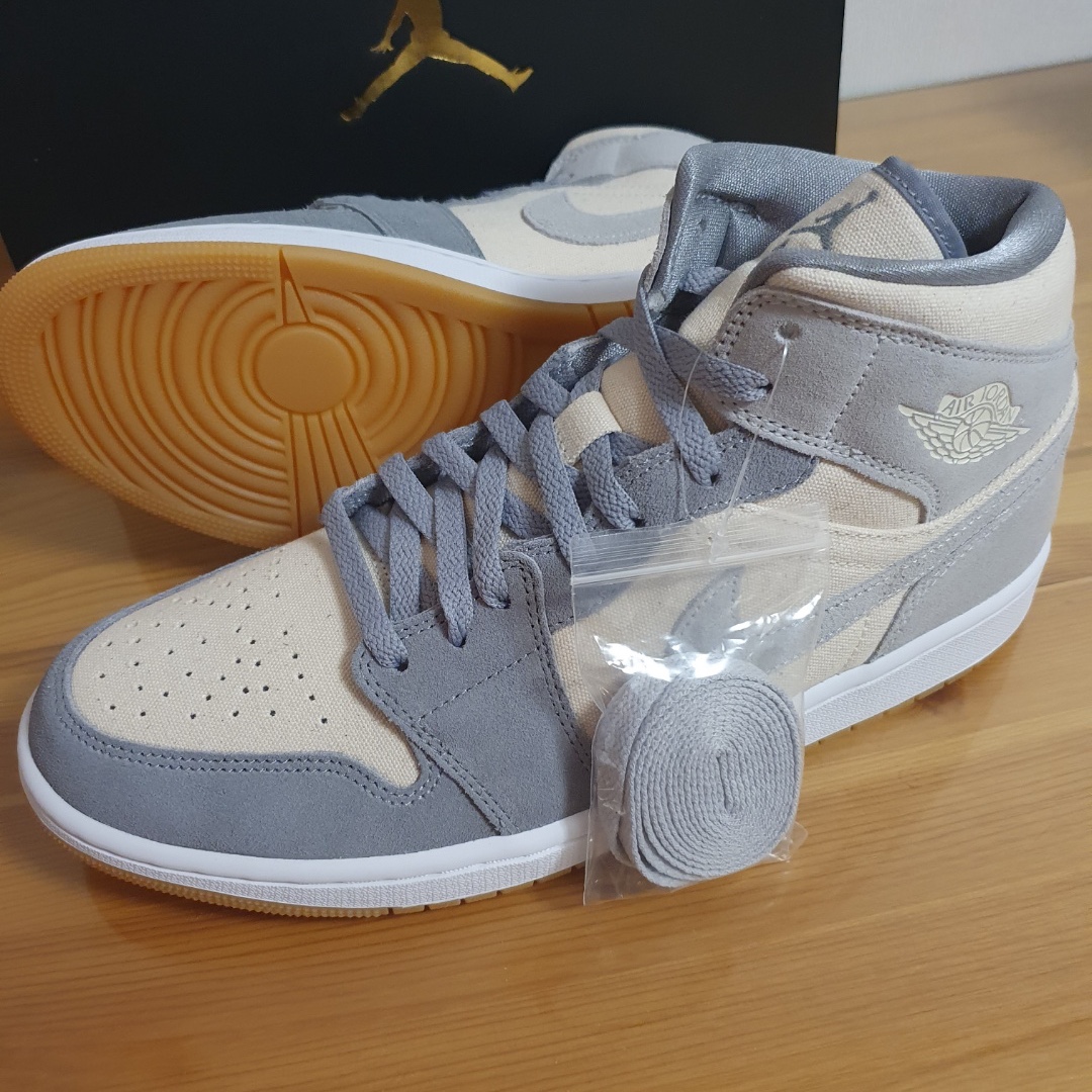 Jordan 1 Mid SE Coconut Milk Particle Grey 착용 스타일 - 1