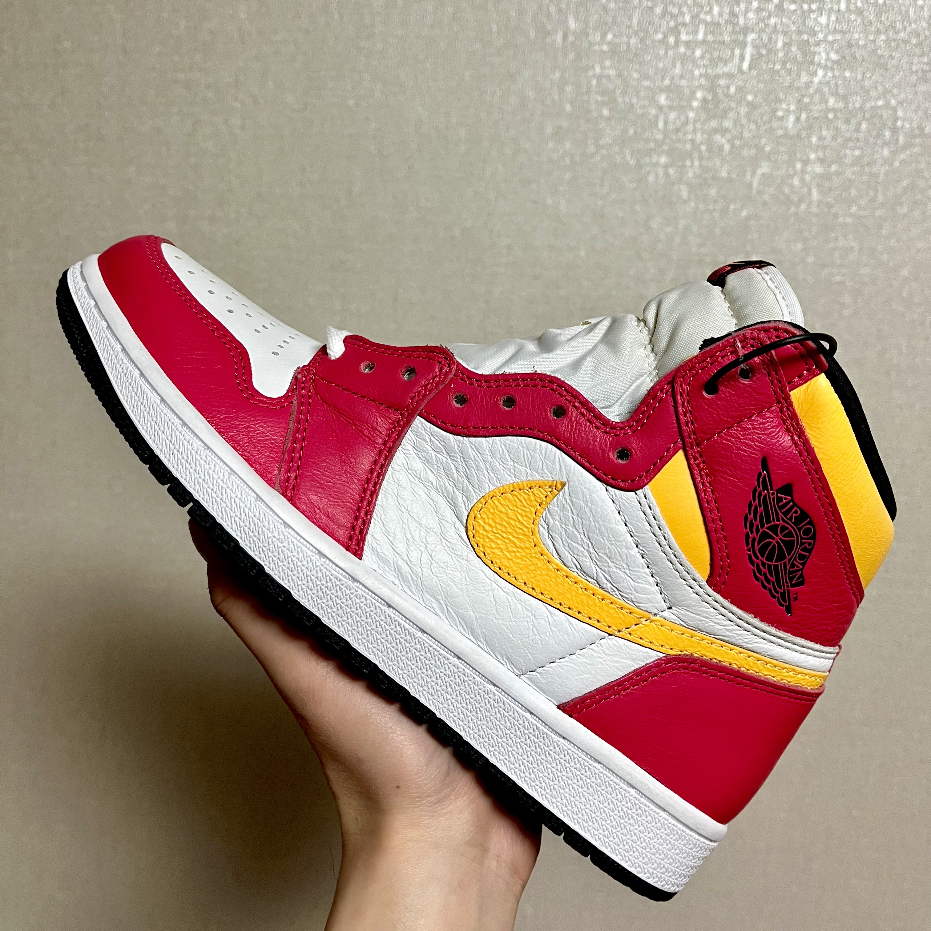 Jordan 1 Retro High OG Light Fusion Red, Jordan 1 Retro High OG Volt Gold 착용 스타일 - 1