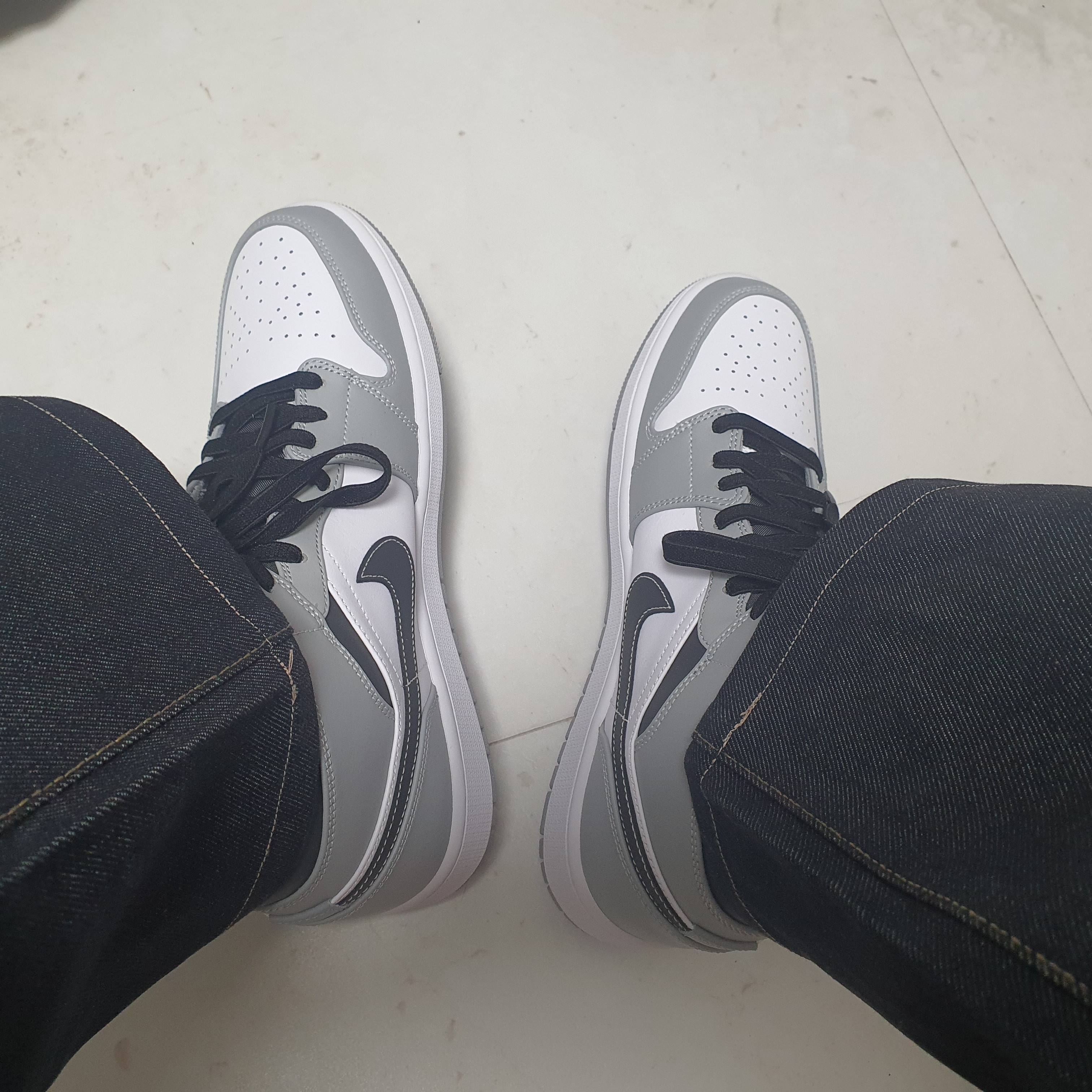 Jordan 1 Mid Light Smoke Grey Anthracite, Nike x Sacai x Fragment LDWaffle Light Smoke Grey 착용 스타일 - 1