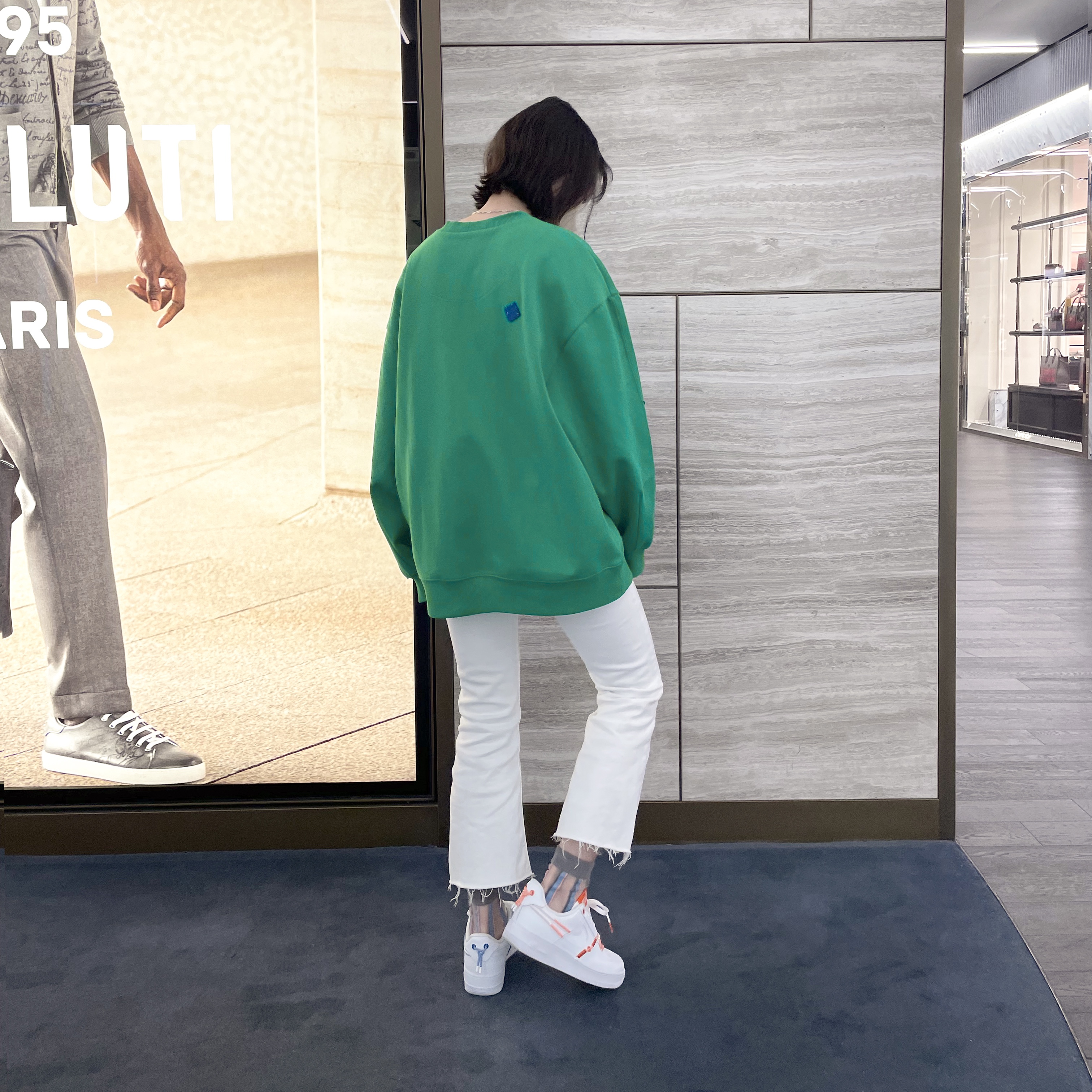 (W) Nike Air Force 1 '07 LX White Safety Orange, Zara x Ader Error Oversize Sweatshirt Green 착용 스타일 - 4