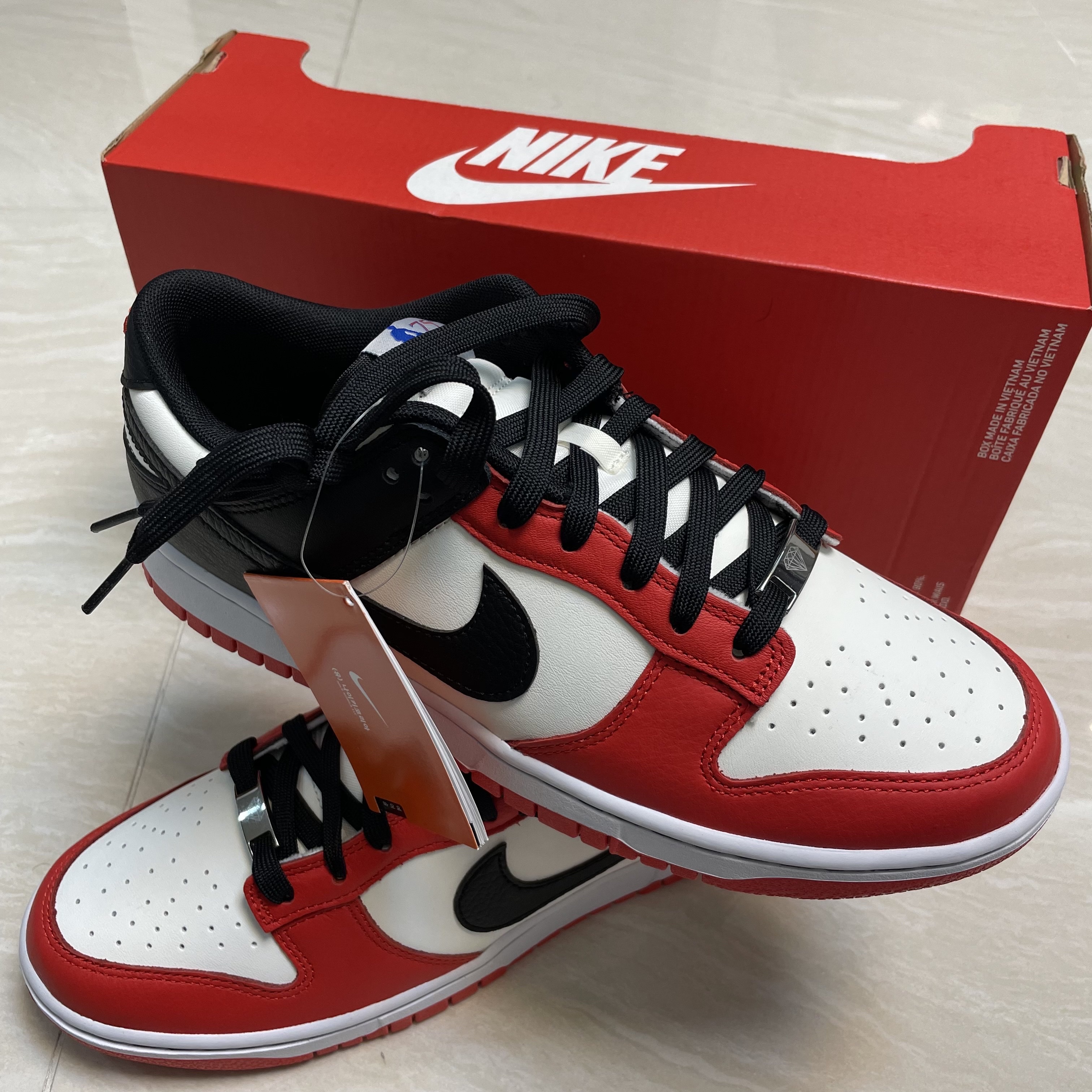 Nike x NBA Dunk Low Retro EMB Black and Chile Red 착용 스타일