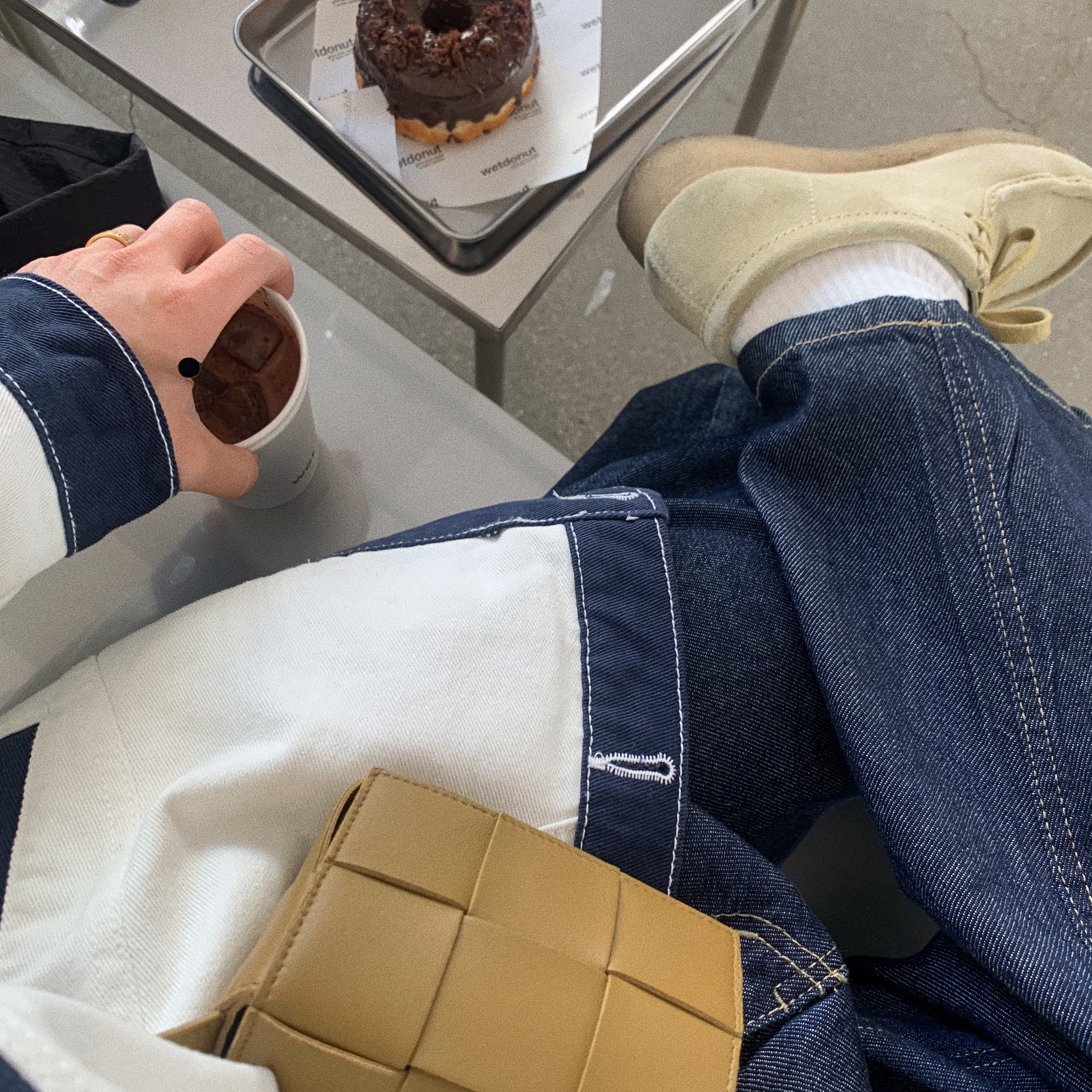 Bottega Veneta Mini Leather Cassette Acorn 착용 스타일 - 3