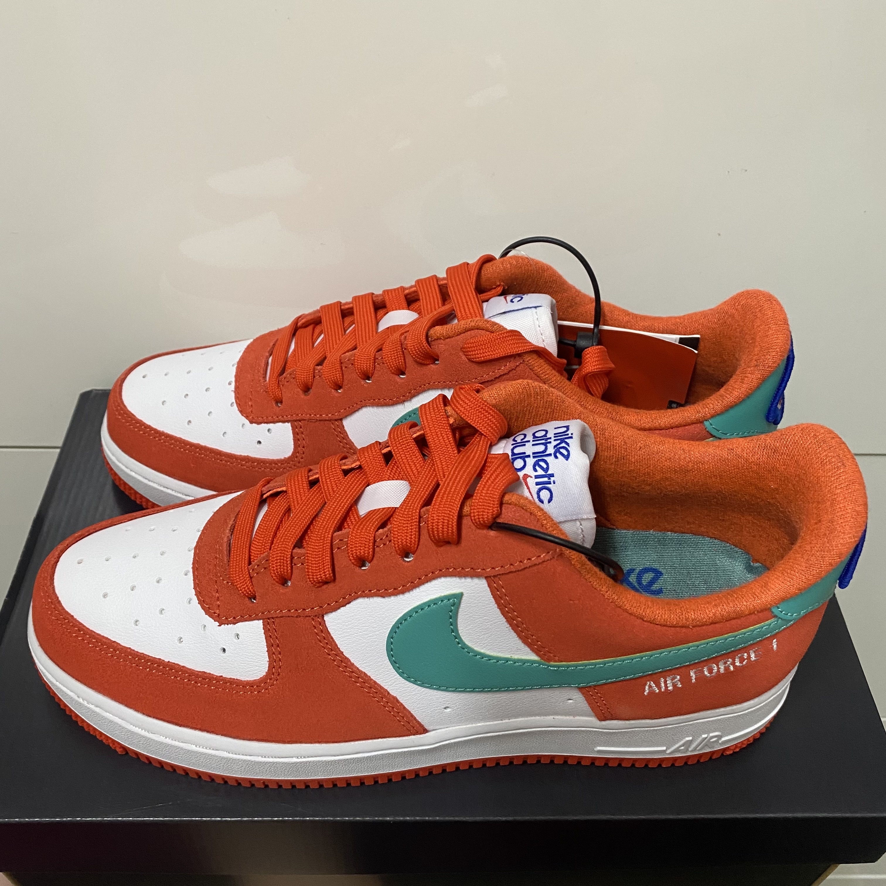 Nike Air Force 1 '07 LV8 Athletic Club Rush Orange Washed Teal 착용 스타일