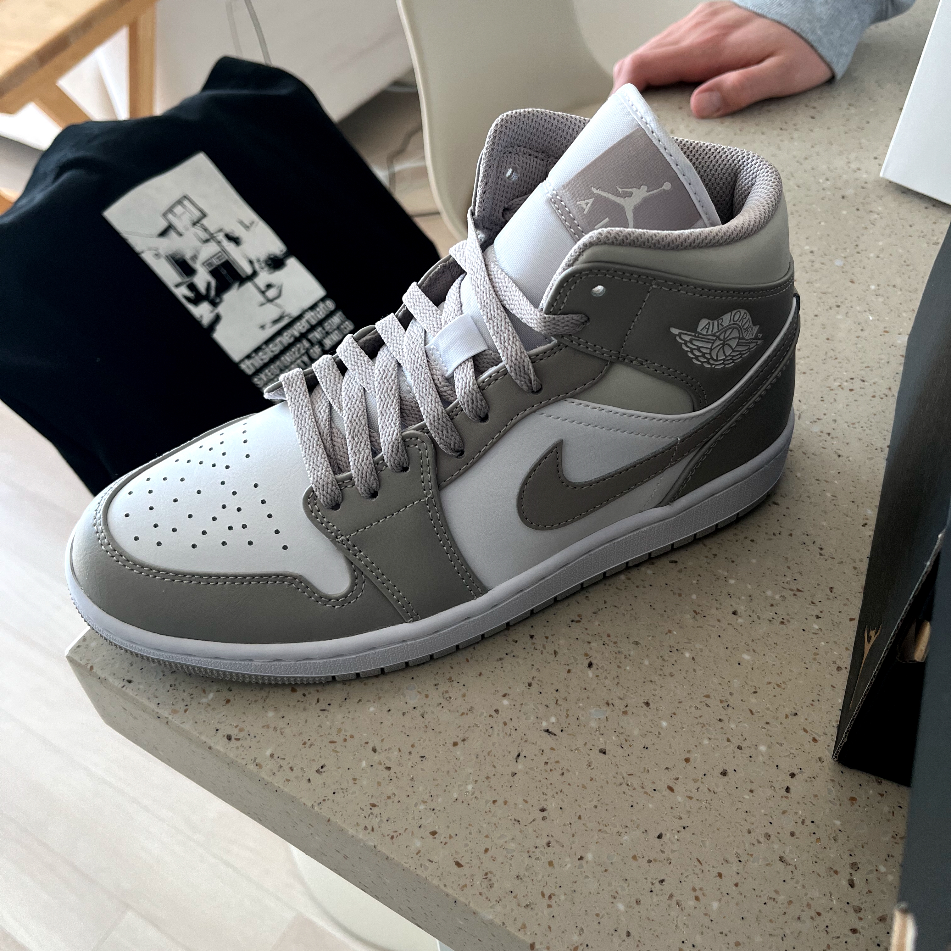 Jordan 1 Mid College Grey 착용 스타일 - 1