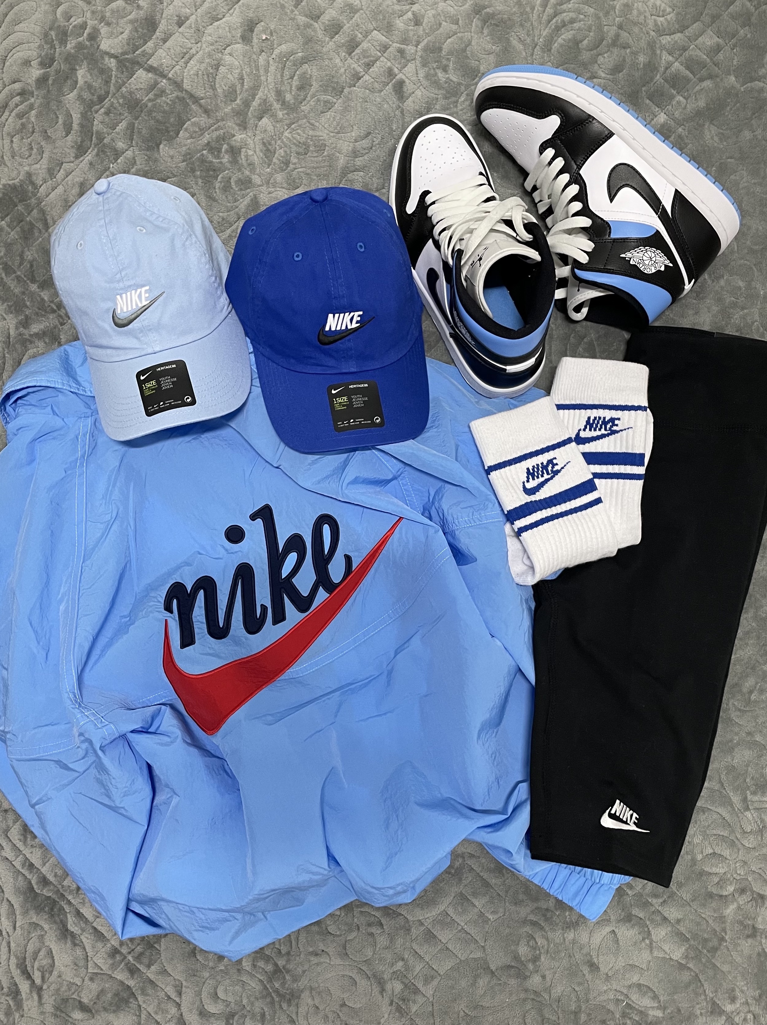 (W) Jordan 1 Mid White Black University Blue 착용 스타일 - 1