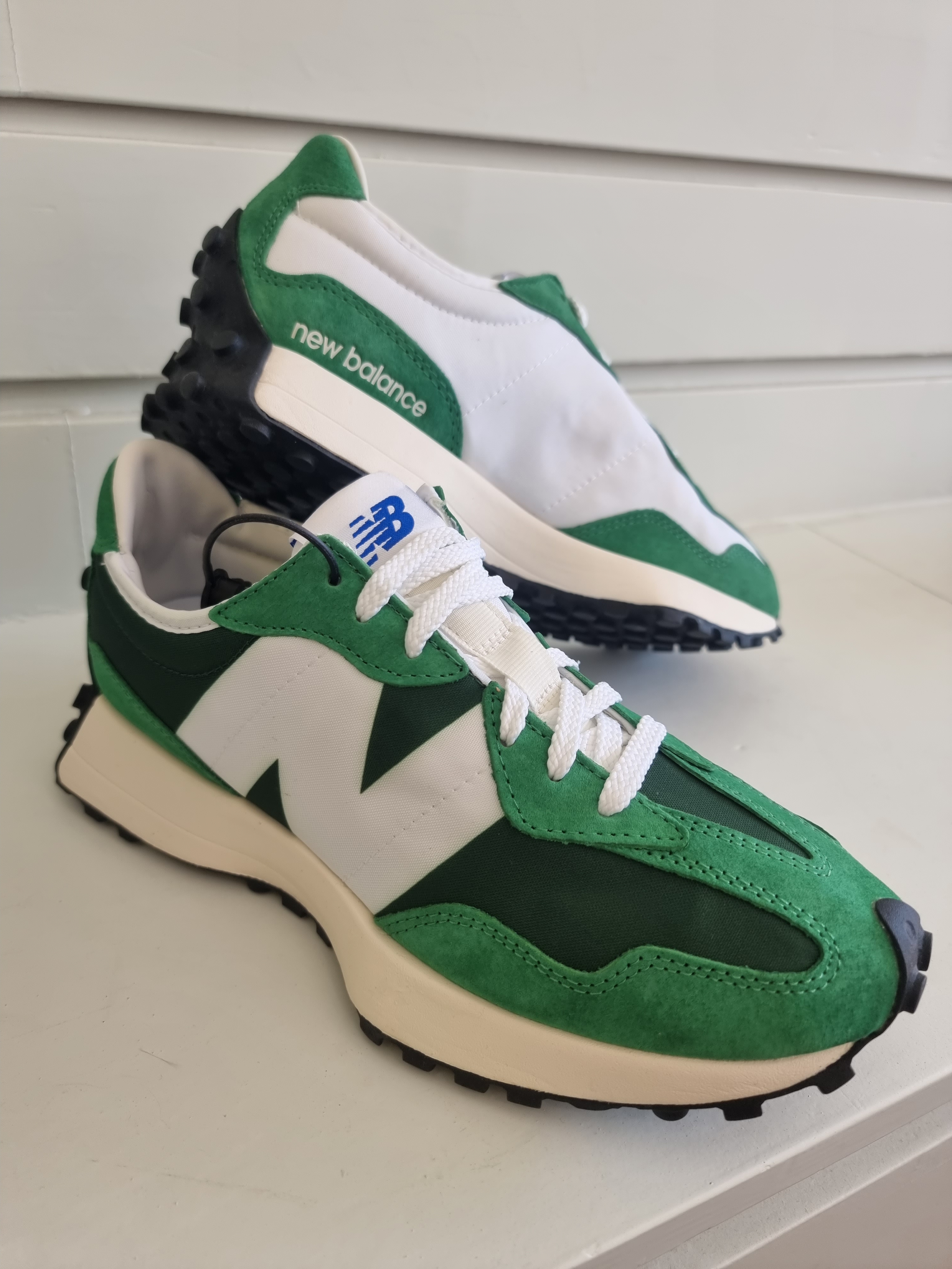 New Balance 327 Varsity Green 착용 스타일 - 1