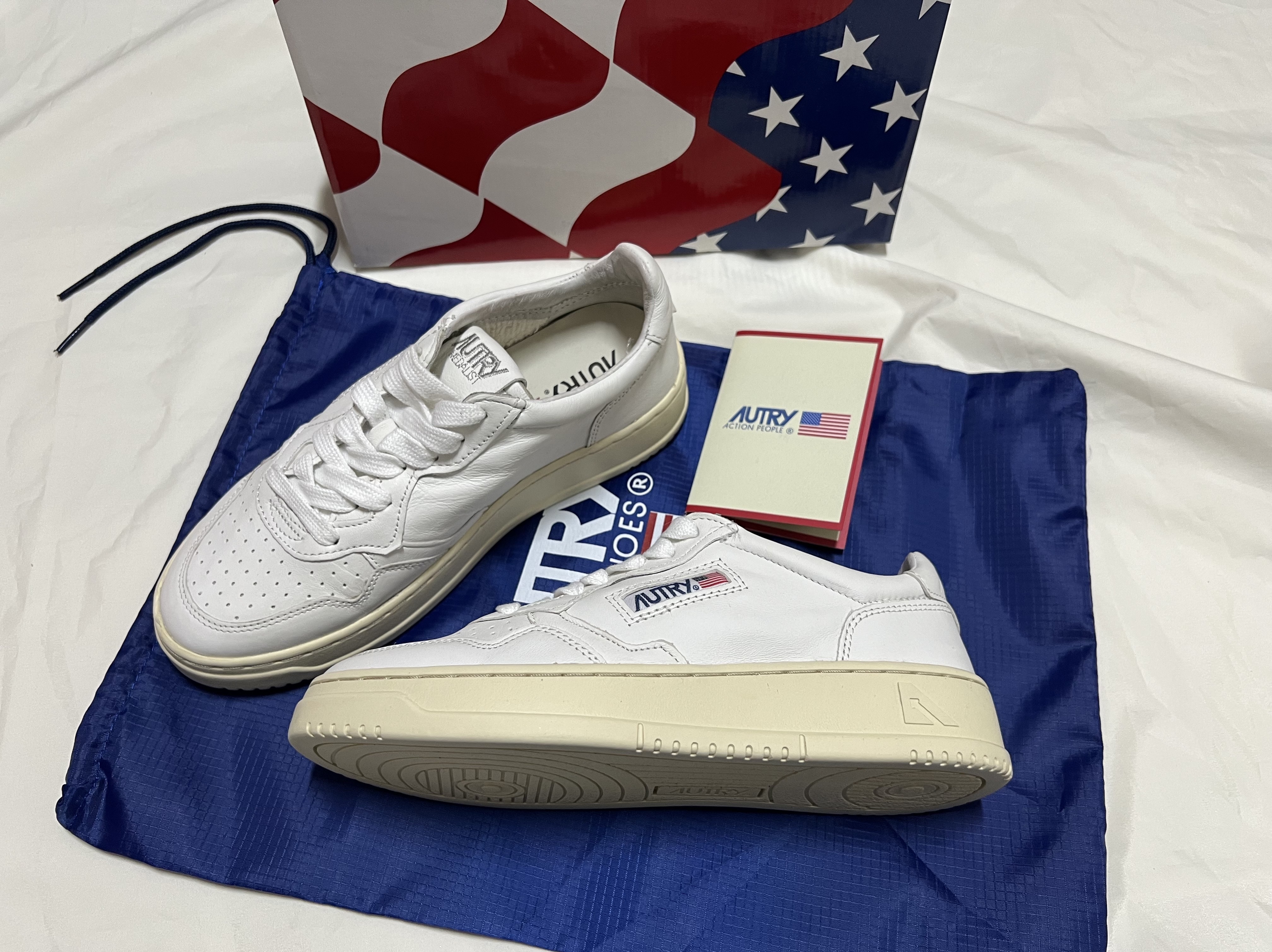 (W) Autry Medalist Low Goatskin Sneakers White, Autry Medalist Low Goatskin Sneakers White 착용 스타일 - 1