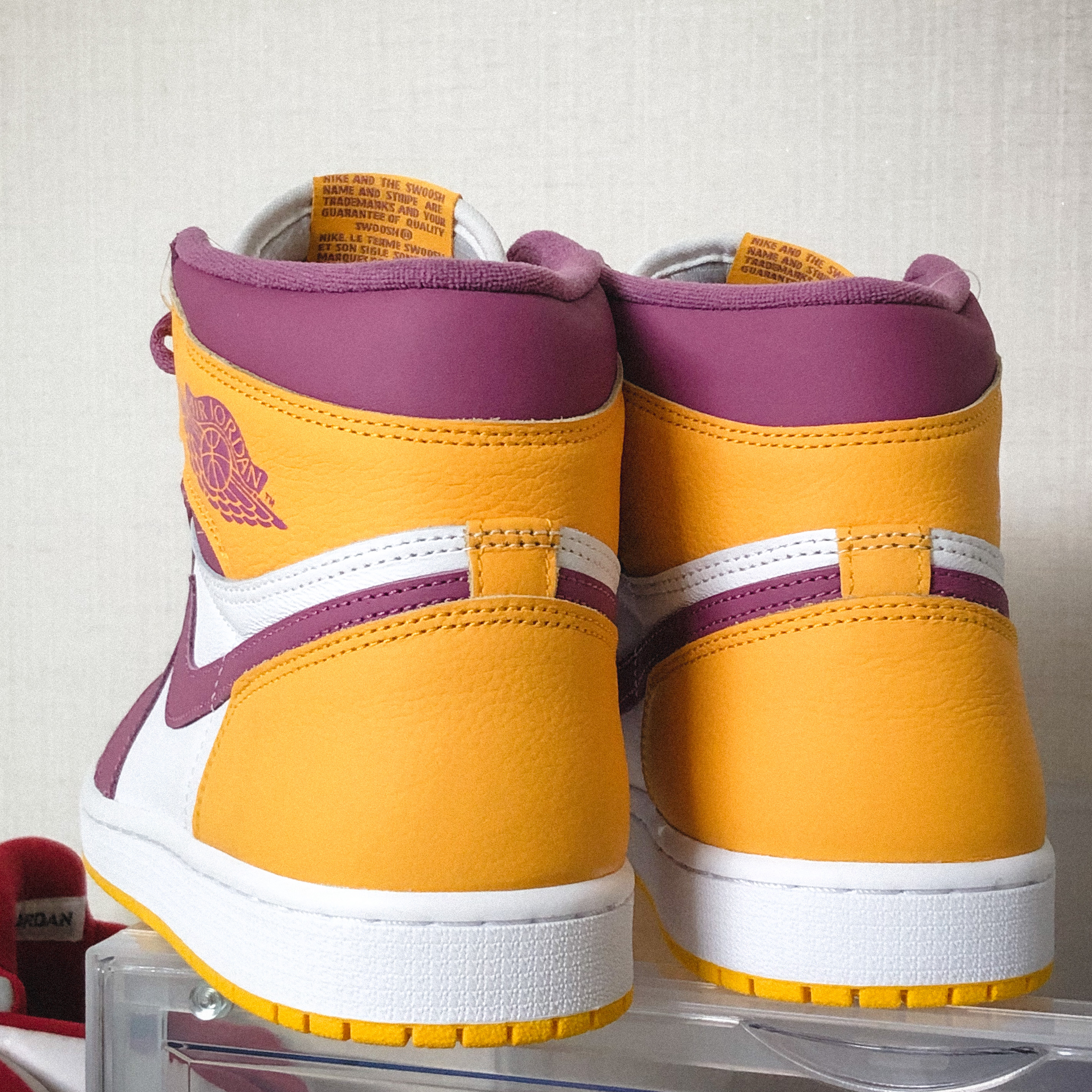 Jordan 1 Retro High OG University Gold Light Bordeaux 착용 스타일 - 3
