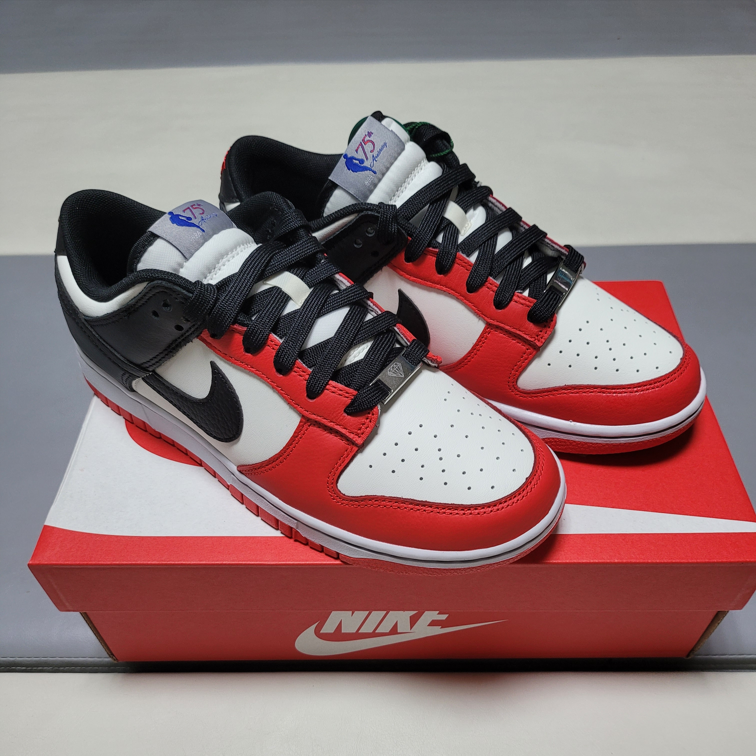 Nike x NBA Dunk Low Retro EMB Black and Chile Red 착용 스타일 - 1