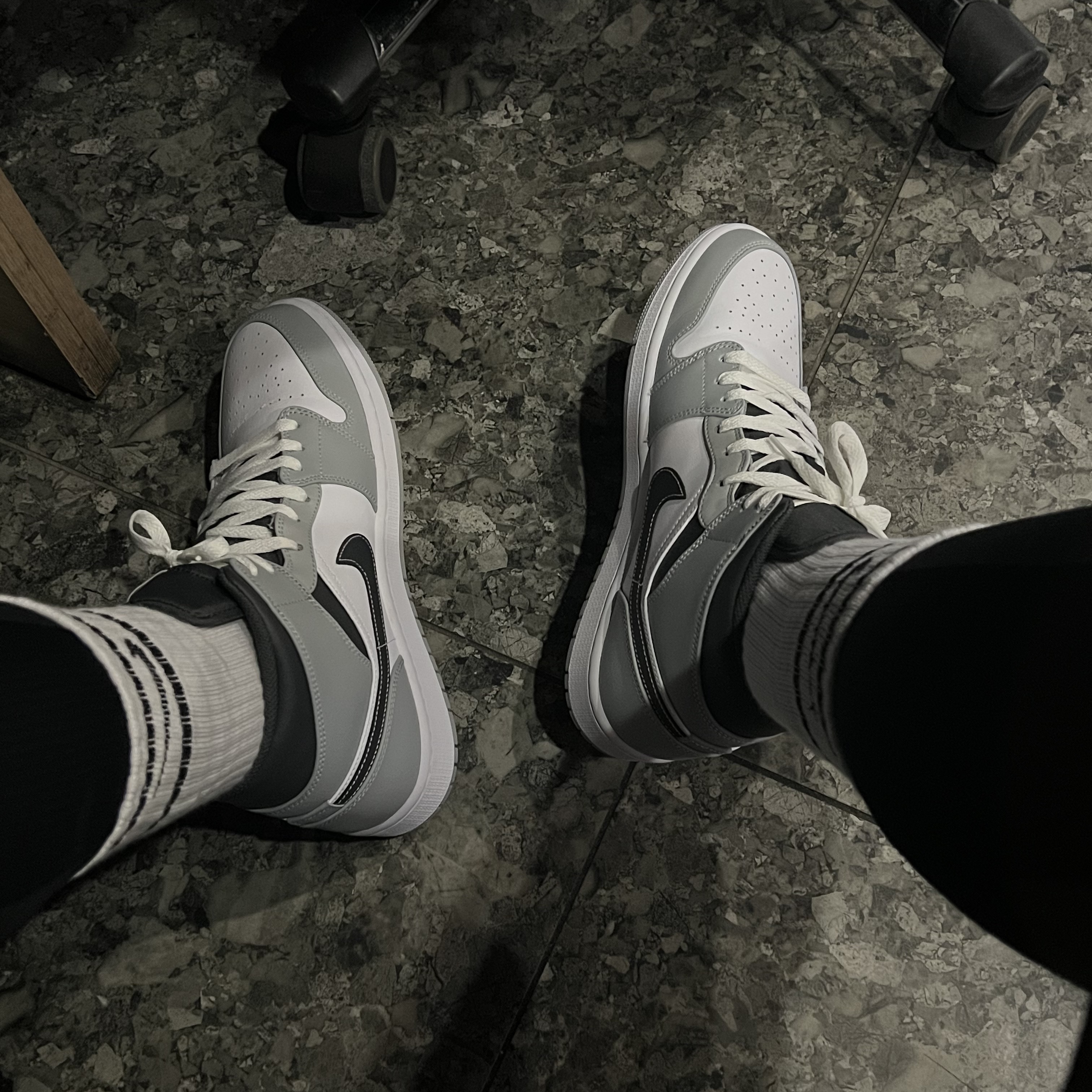Jordan 1 Mid Light Smoke Grey Anthracite 착용 스타일