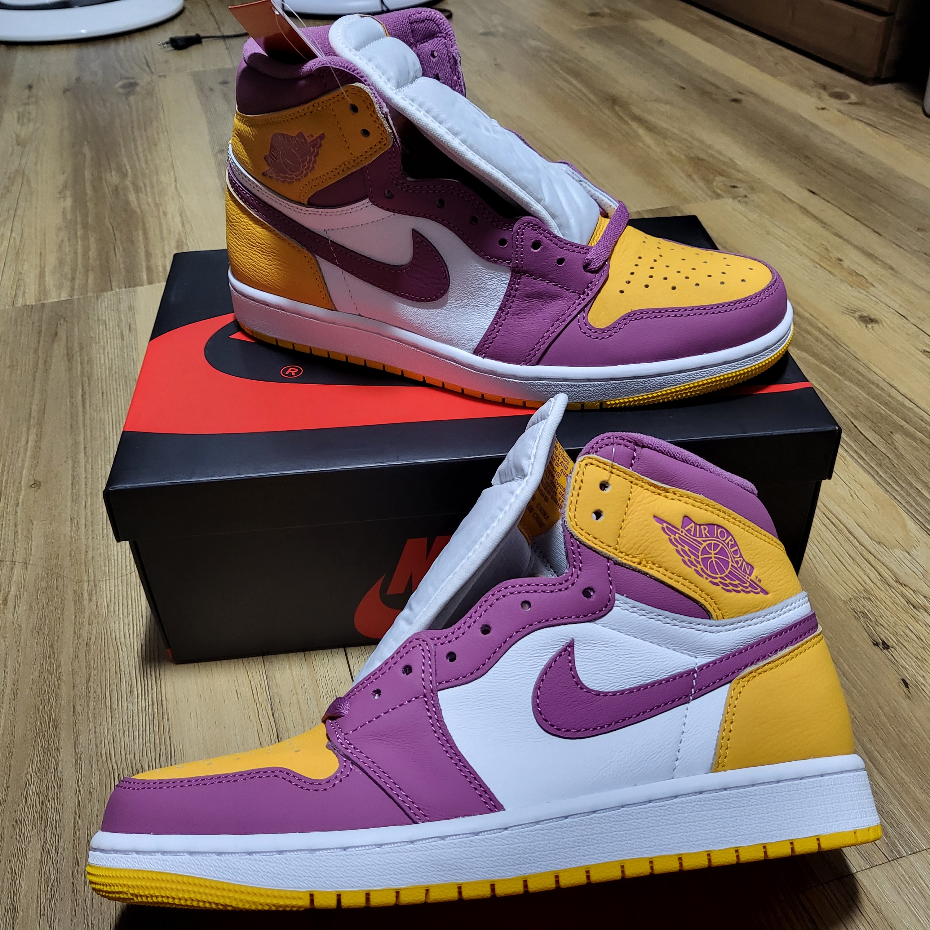 Jordan 1 Retro High OG University Gold Light Bordeaux 착용 스타일 - 3