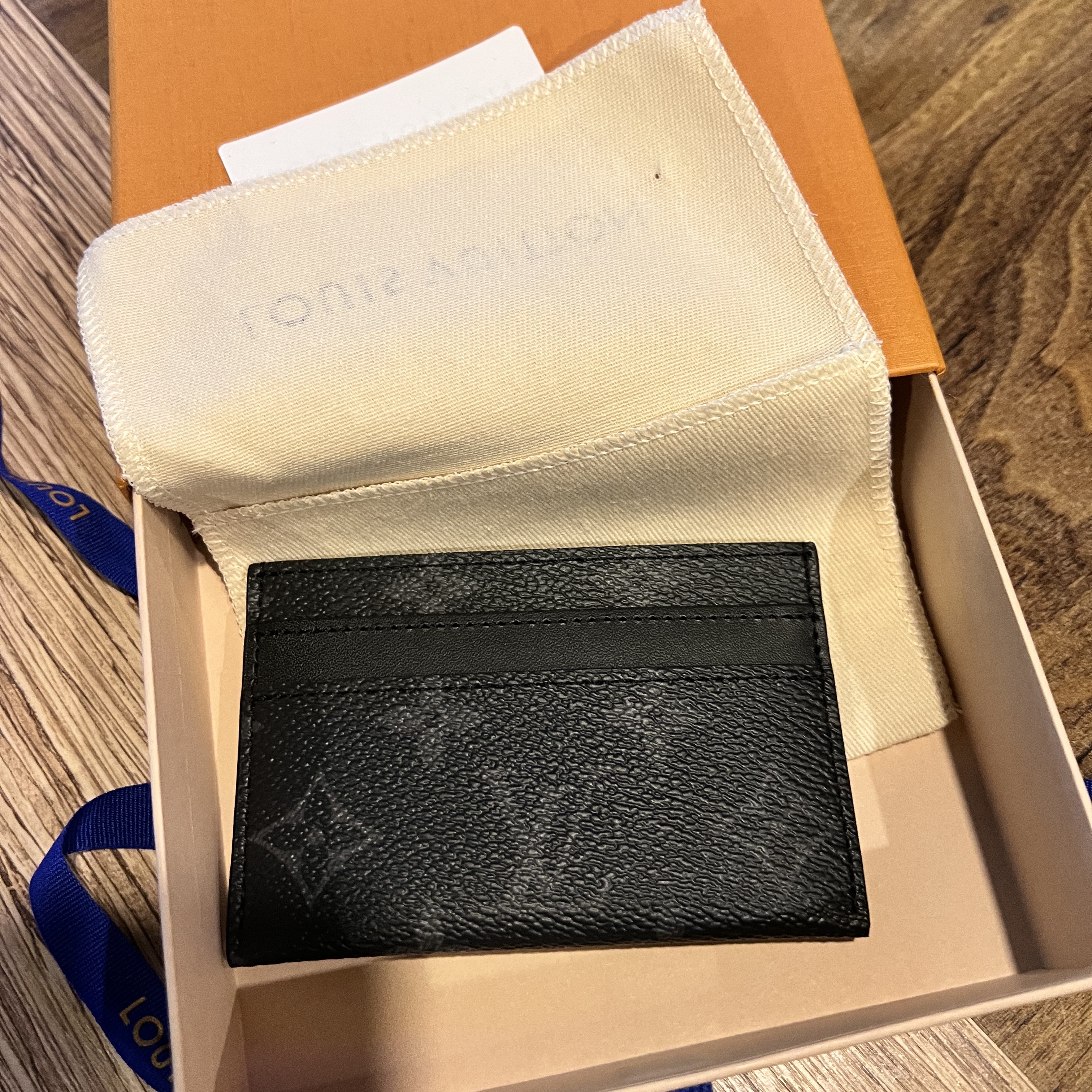 Louis Vuitton Double Card Holder Monogram Eclipse 착용 스타일 - 1