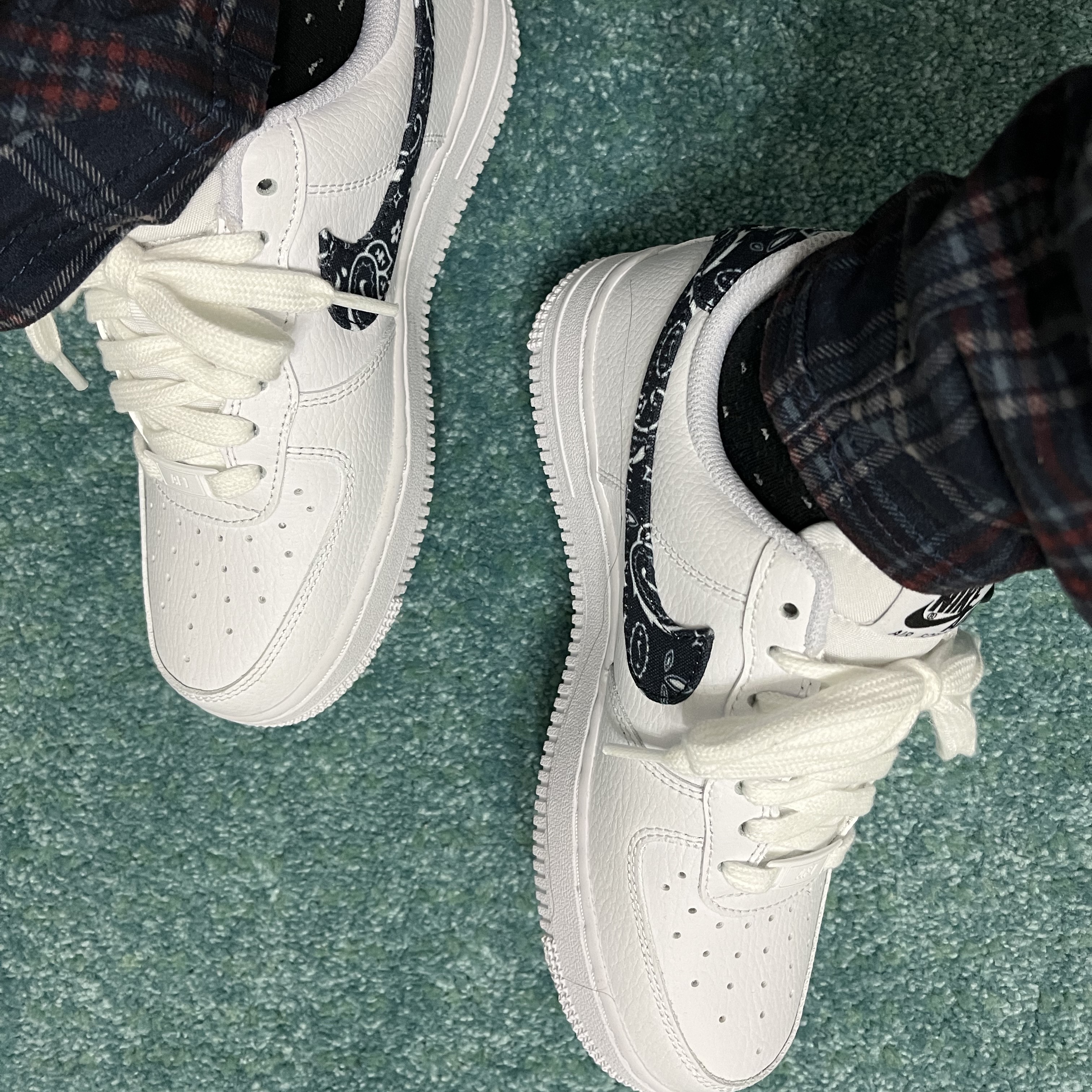 (W) Nike Air Force 1 '07 Essential Paisley Swoosh White Black 착용 스타일