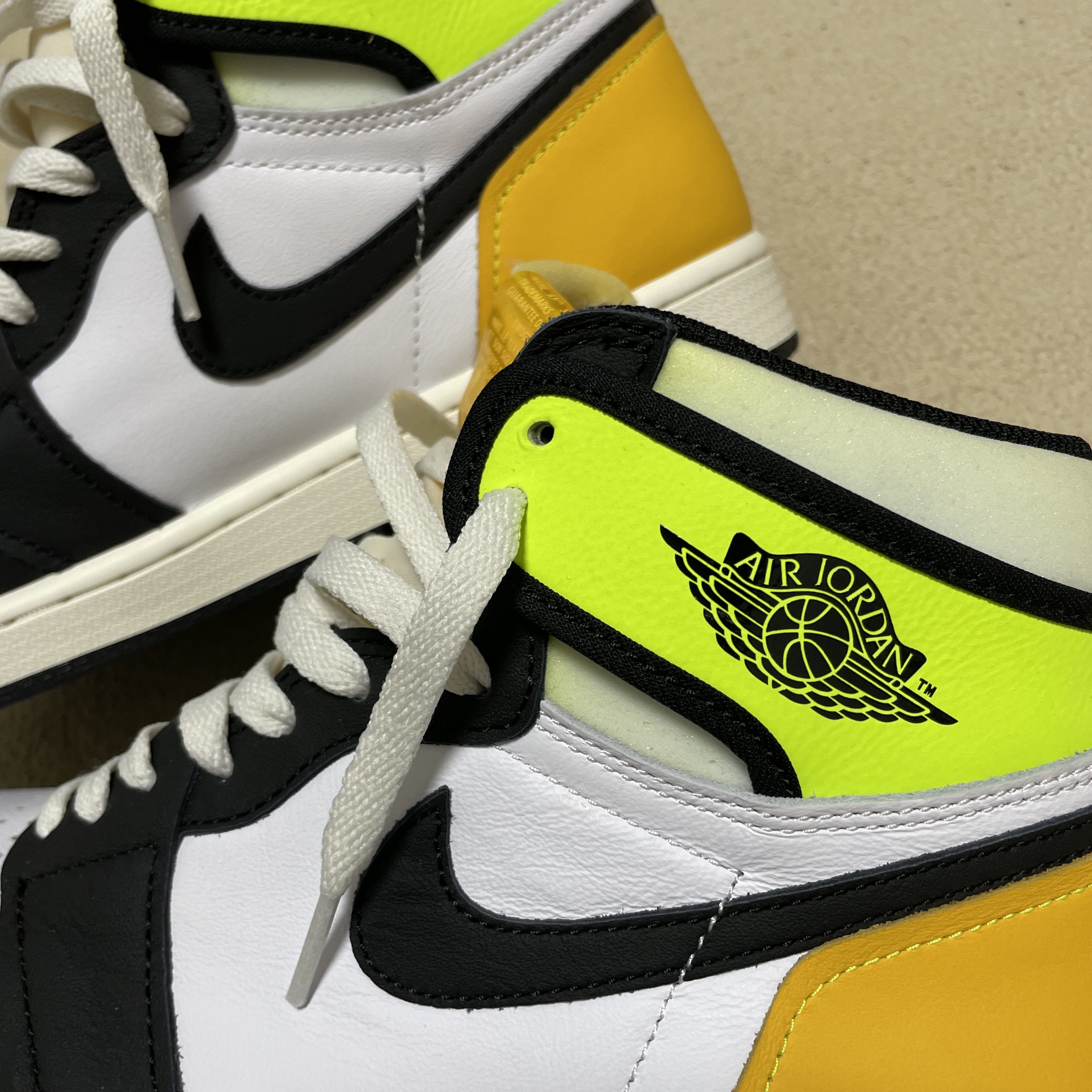 Jordan 1 Retro High OG Volt Gold 착용 스타일 - 5