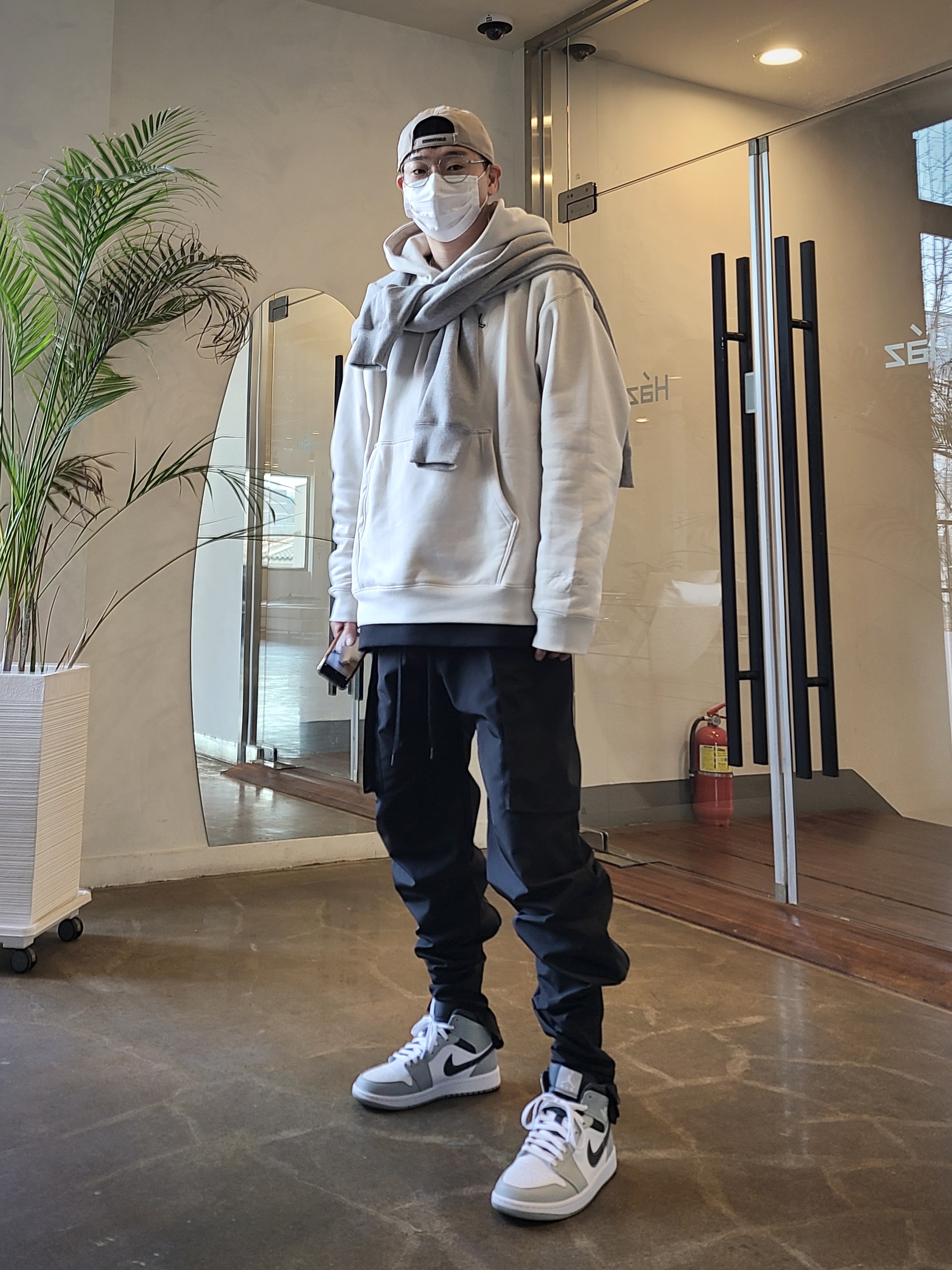 Jordan 1 Mid Light Smoke Grey Anthracite, Essentials x New Era Retro Crown Strapback White 착용 스타일 - 1