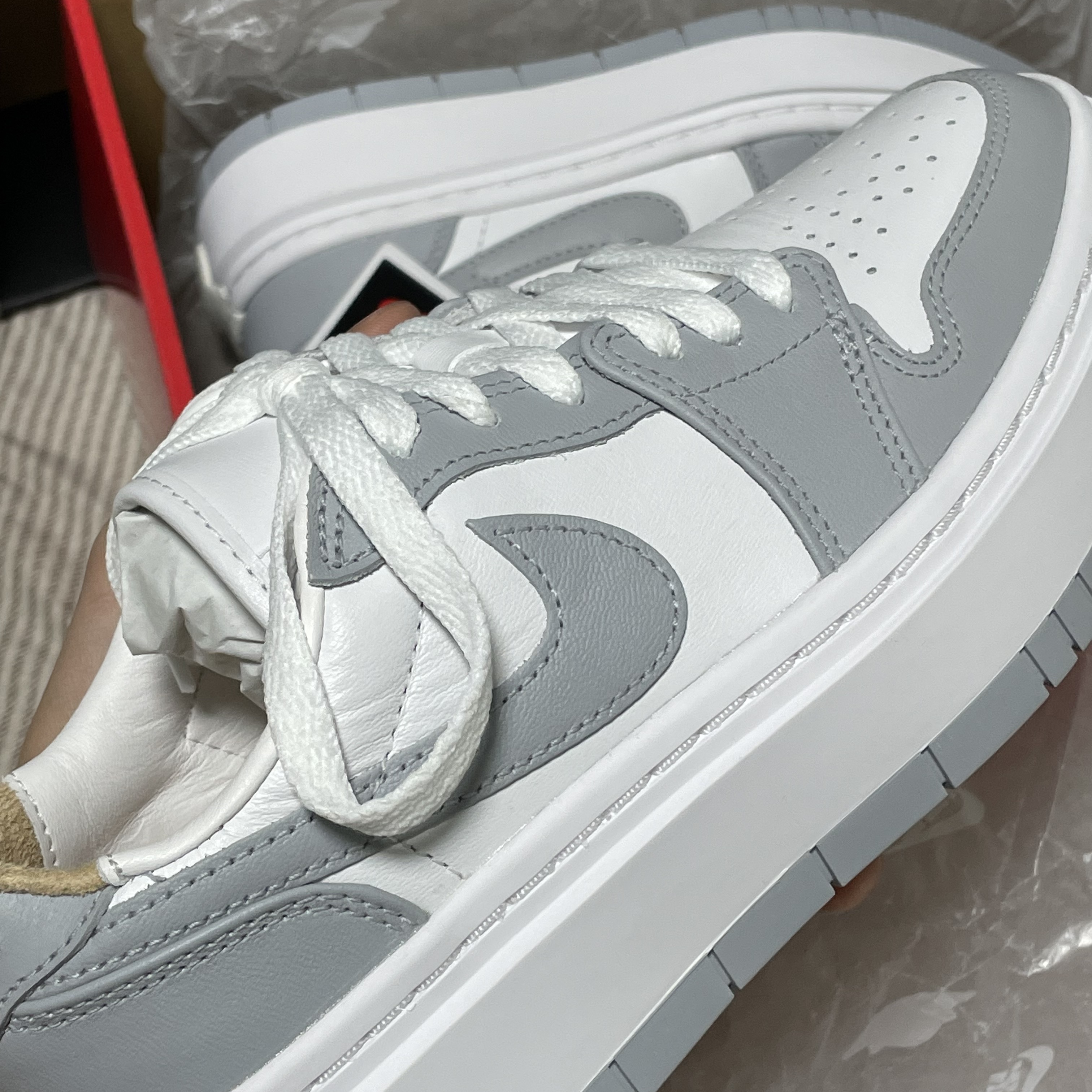 (W) Jordan 1 Elevate Low White and Wolf Grey 착용 스타일 - 3