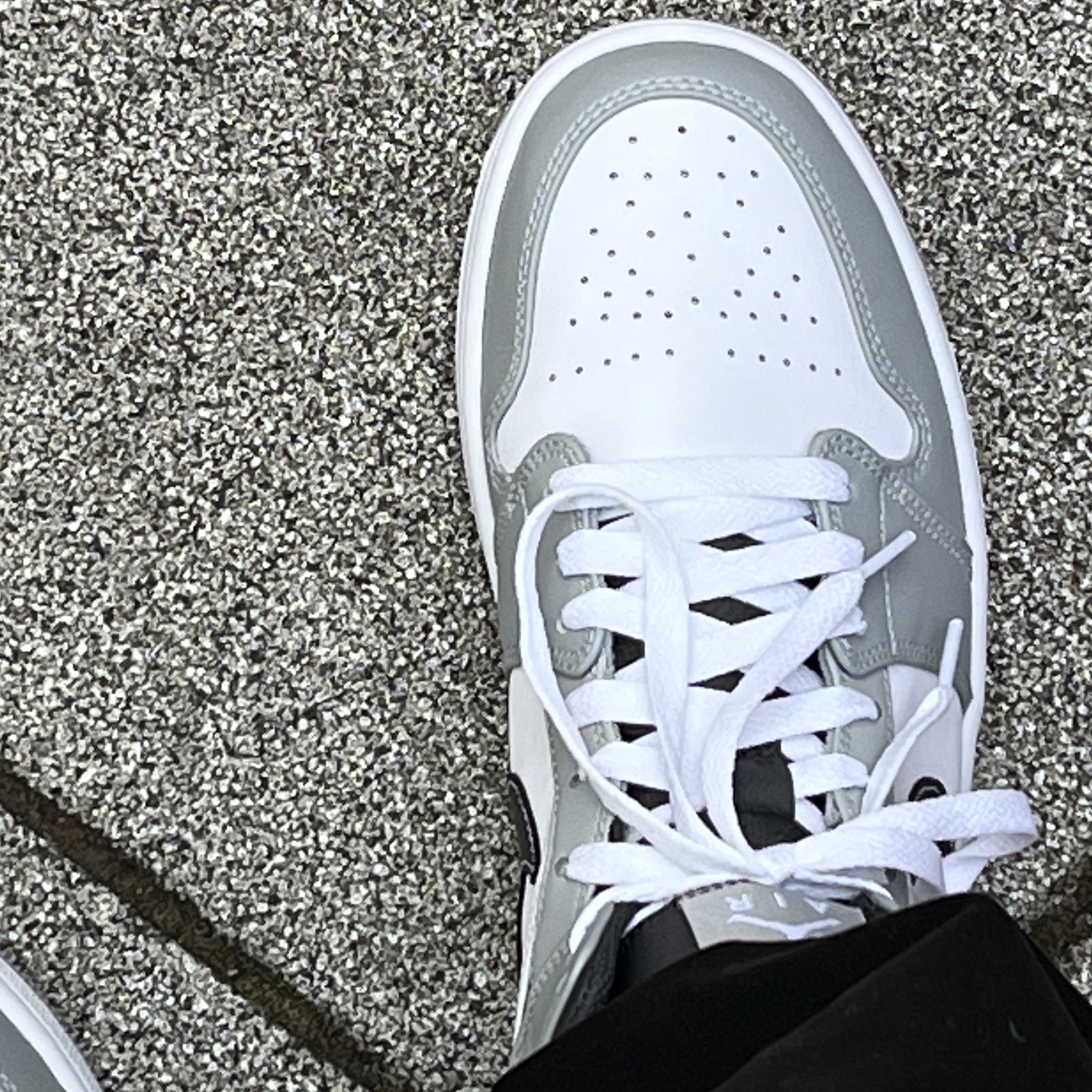 Jordan 1 Mid Light Smoke Grey Anthracite 착용 스타일 - 2