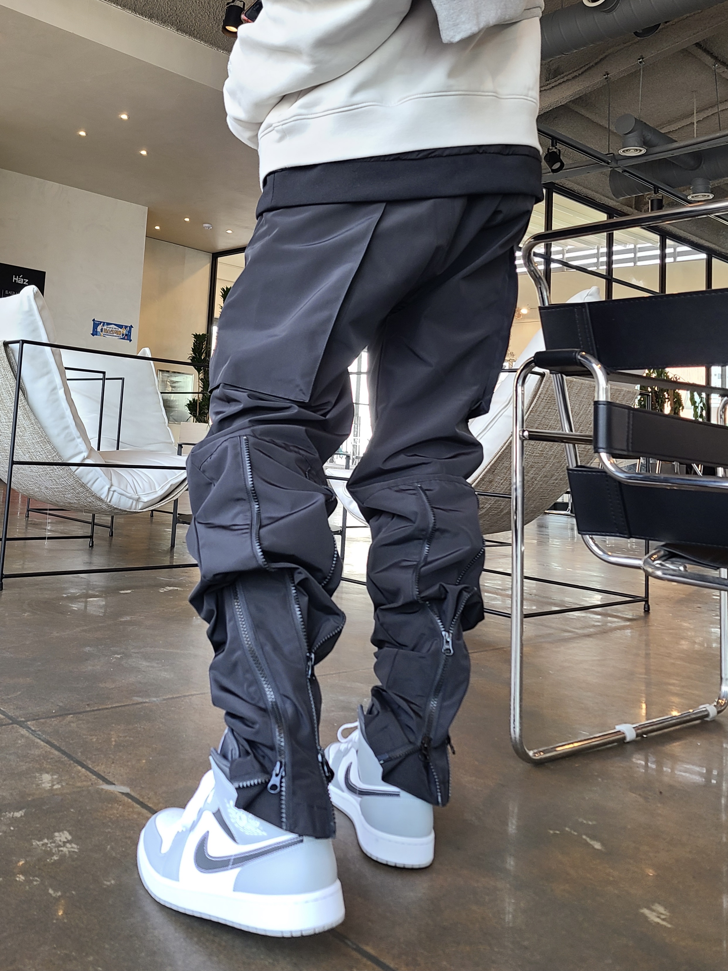 Jordan 1 Mid Light Smoke Grey Anthracite, Essentials x New Era Retro Crown Strapback White 착용 스타일 - 2