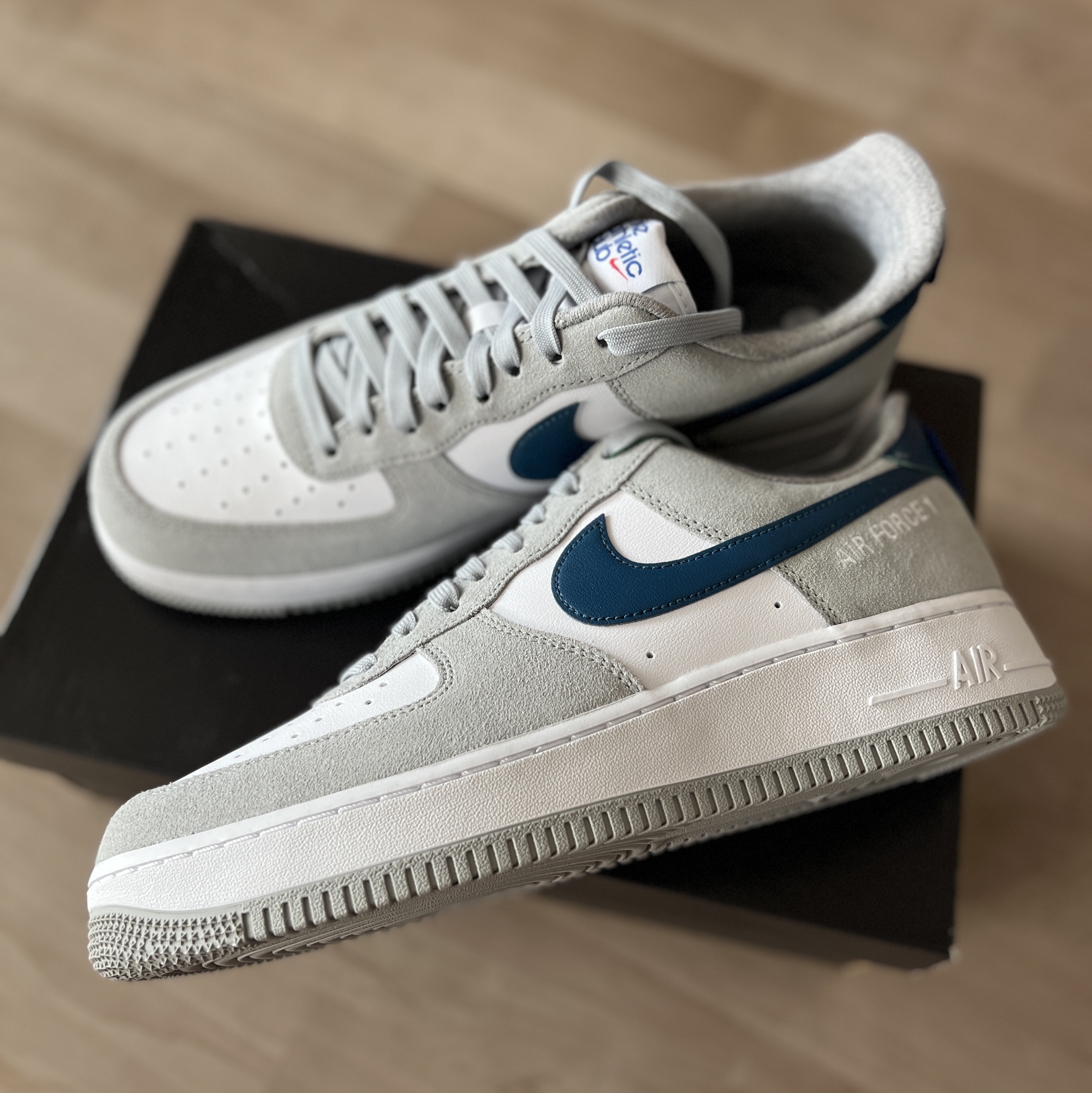 Nike Air Force 1 '07 LV8 Athletic Club Light Smoke Grey Marina 착용 스타일