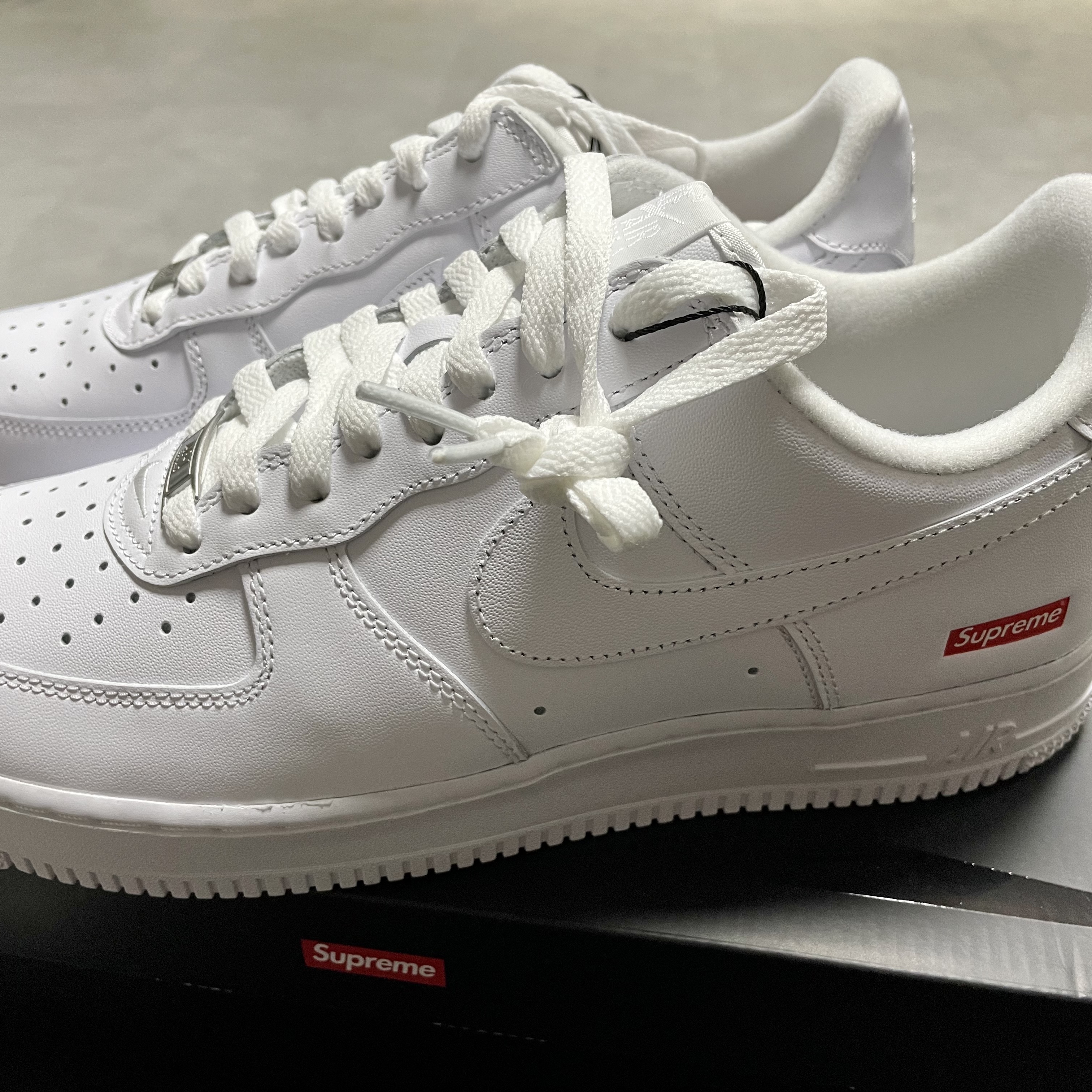 Nike x Supreme Air Force 1 Low White 착용 스타일