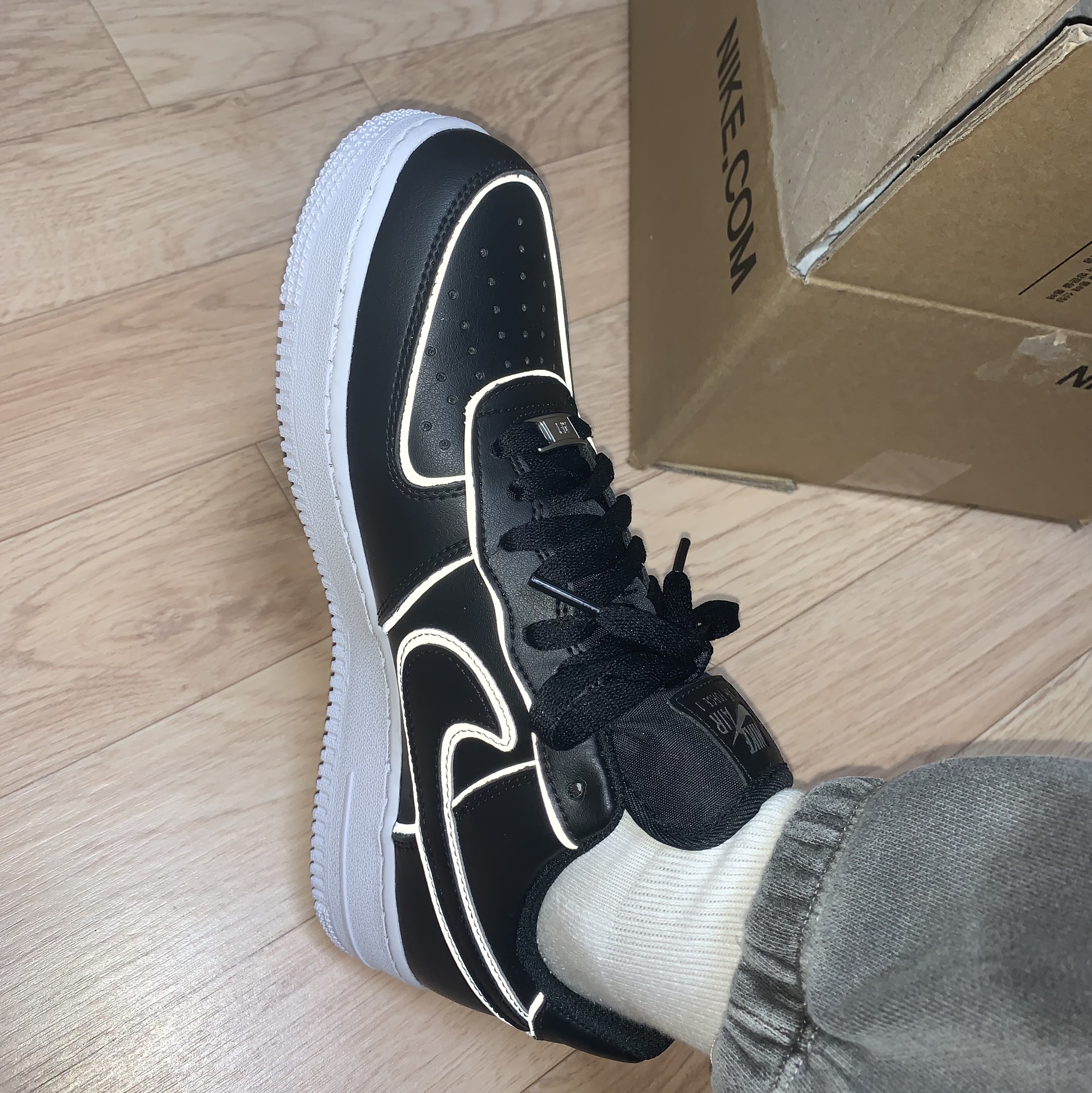 Nike Air Force 1 '07 LV8 Black White 착용 스타일