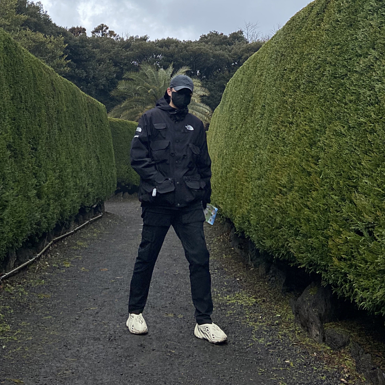 Supreme x The North Face Cargo Jacket Black - 20SS, Adidas Yeezy Foam RNNR Sand 착용 스타일 - 1