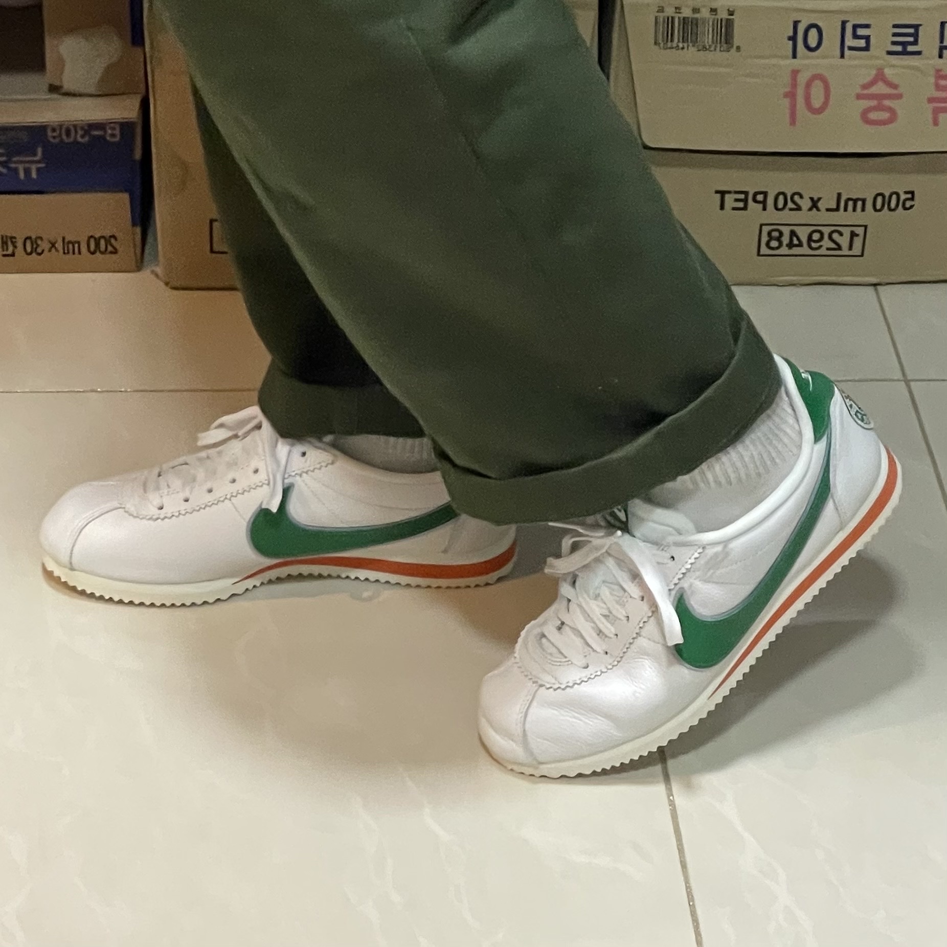 Nike x Stranger Things Classic Cortez Hawkins High School 착용 스타일 - 2
