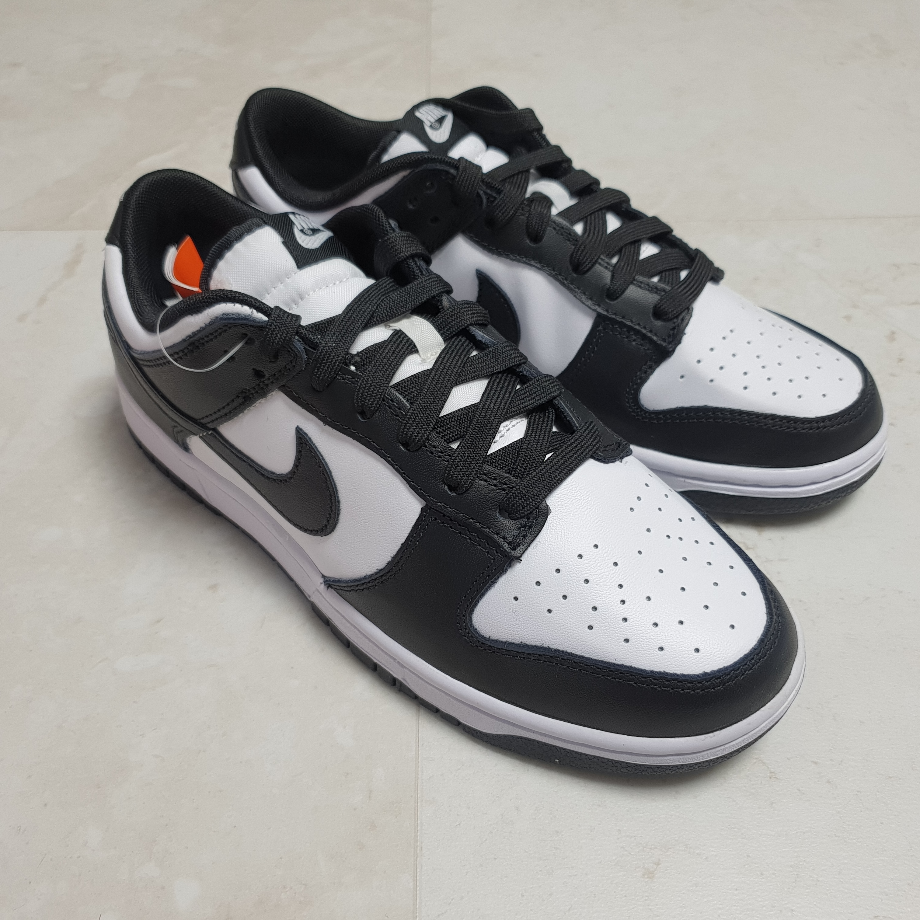 Nike Dunk Low Retro Black 착용 스타일 - 2