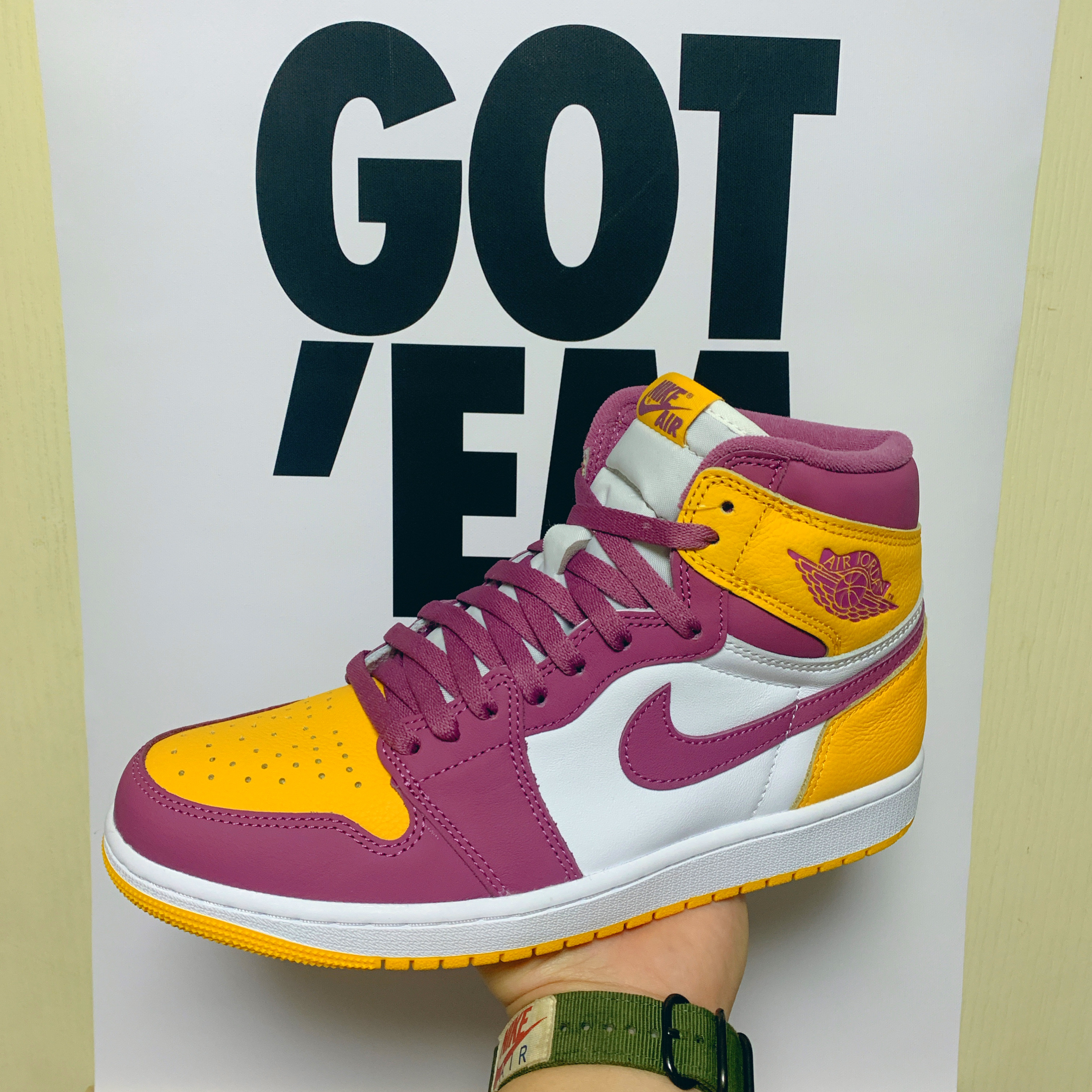 Jordan 1 Retro High OG University Gold Light Bordeaux 착용 스타일 - 2
