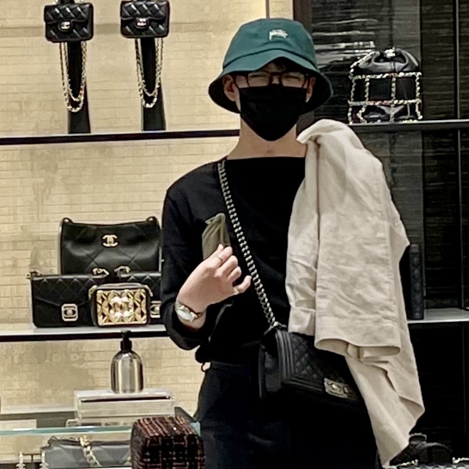 Chanel Medium Boy Chanel Handbag Grained Calfskin & Ruthenium Black, Rolex Submariner Date 40mm 116610LV Green Oyster 착용 스타일