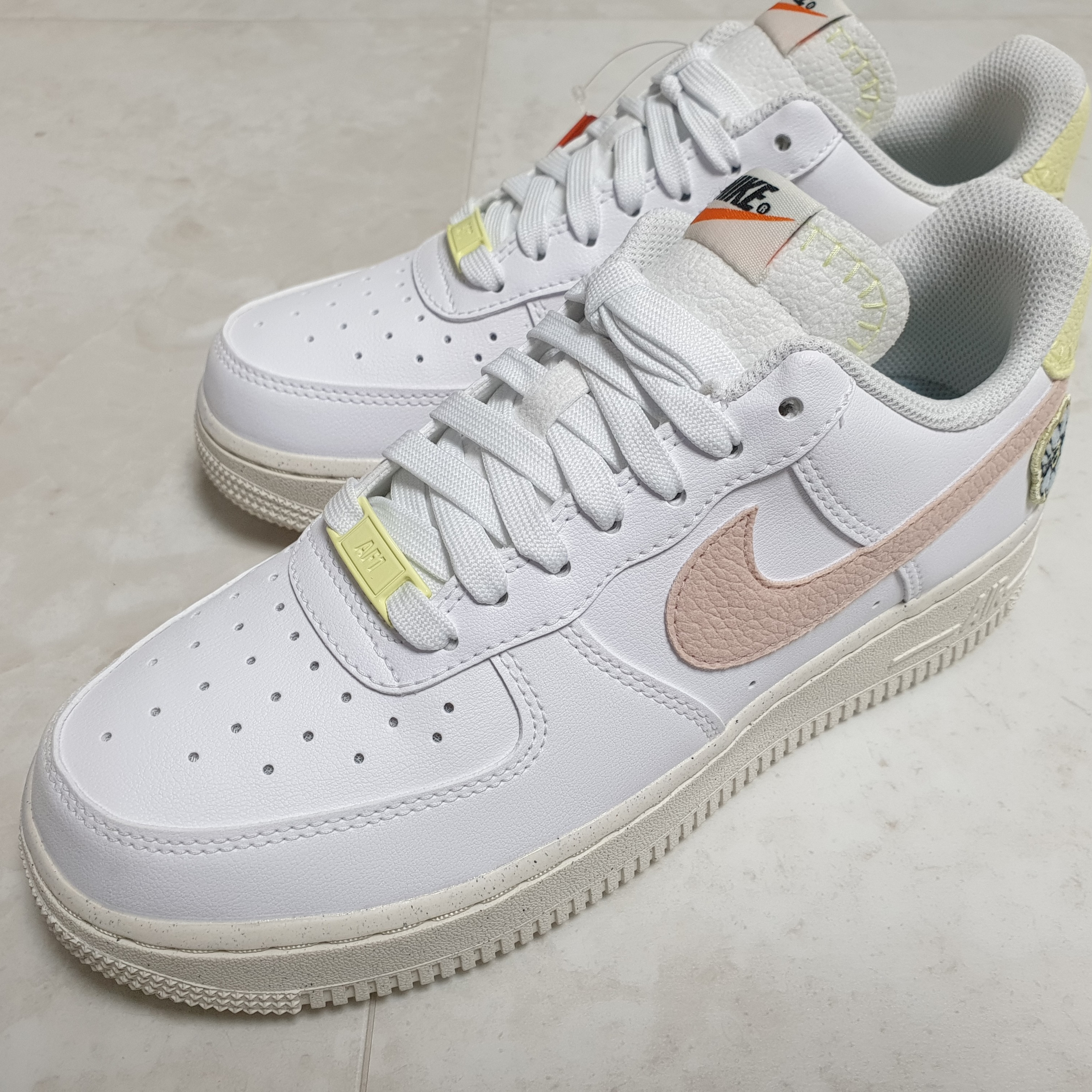 (W) Nike Air Force 1 '07 SE Next Nature White Pink Oxford 착용 스타일 - 1