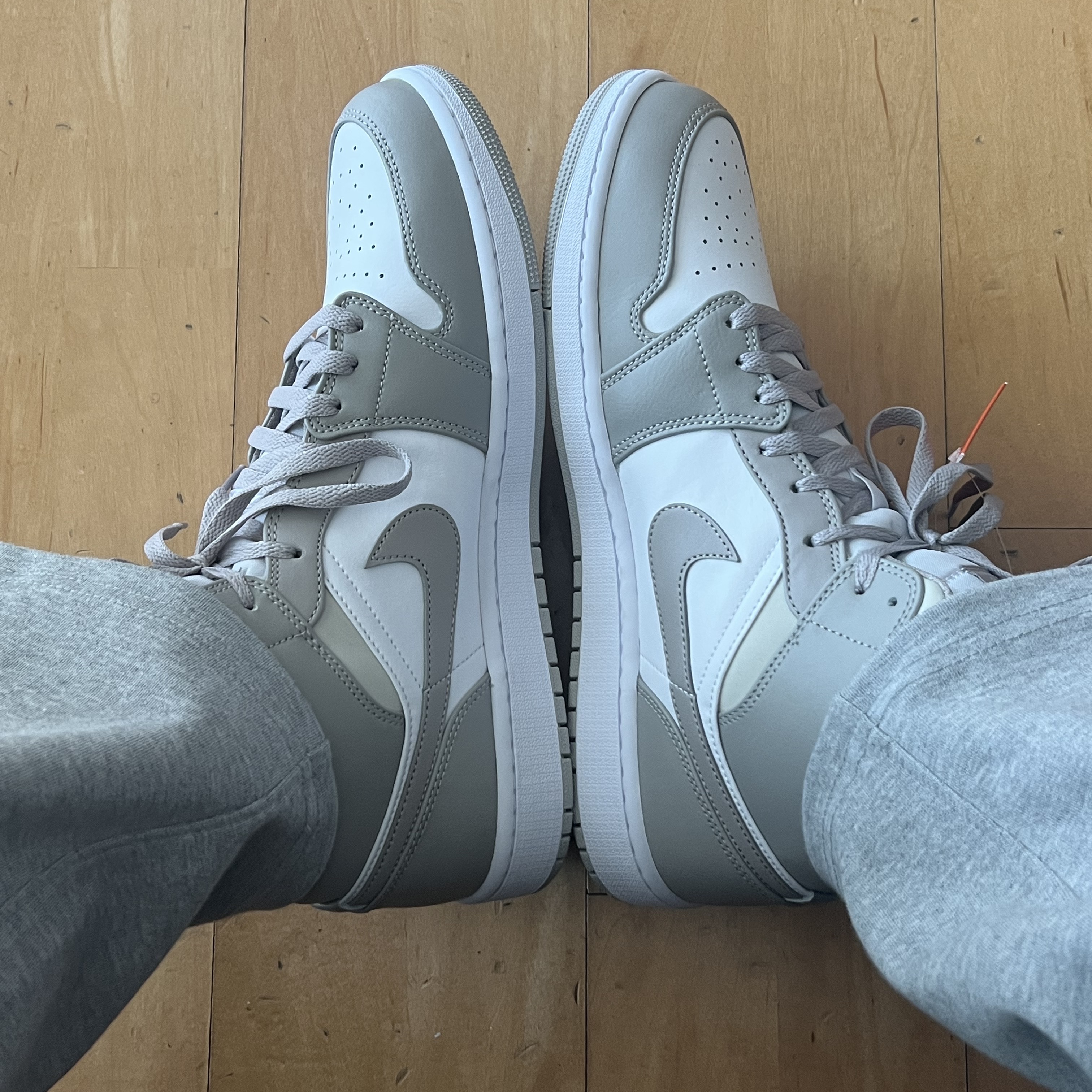 Jordan 1 Mid College Grey 착용 스타일 - 2