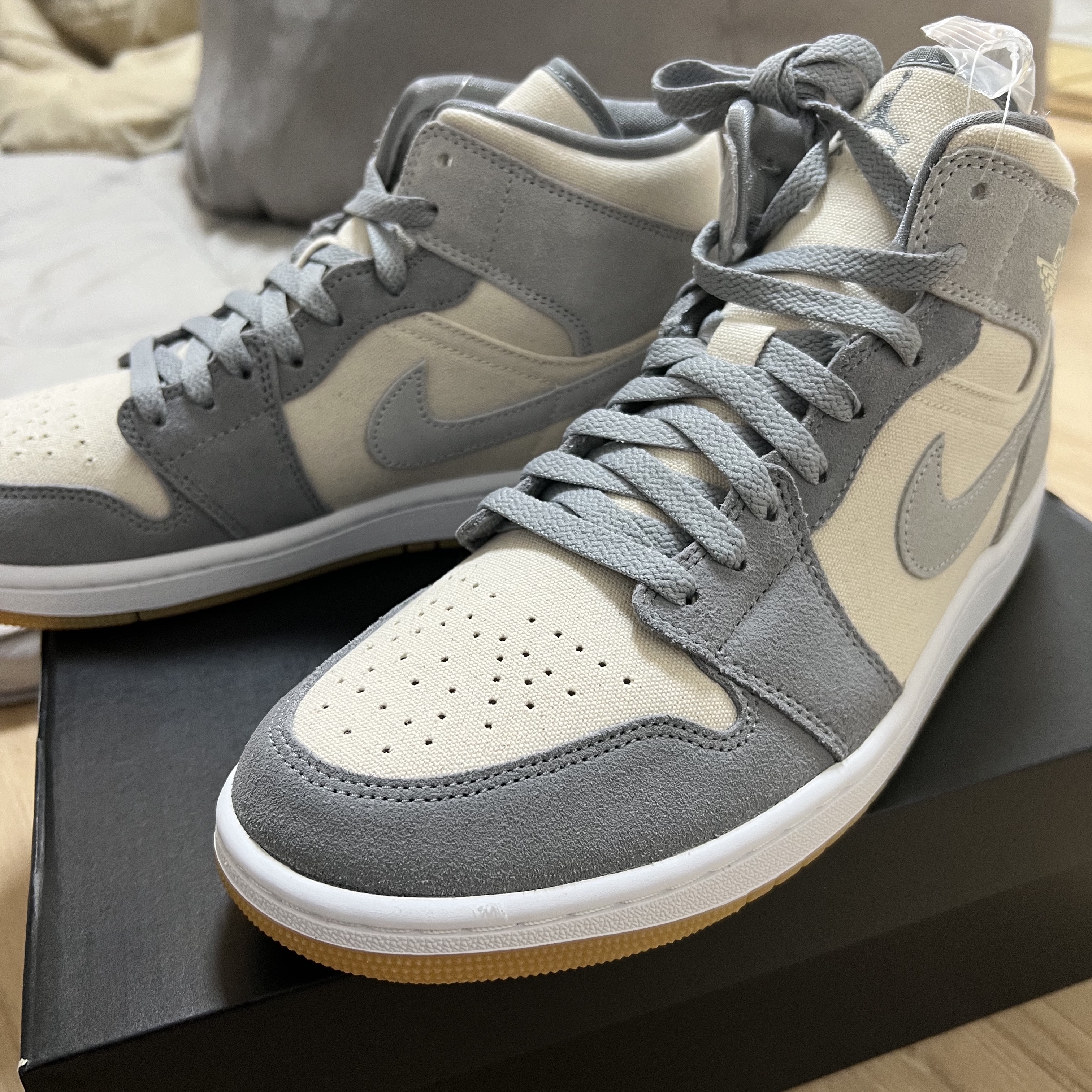 Jordan 1 Mid SE Coconut Milk Particle Grey 착용 스타일 - 1