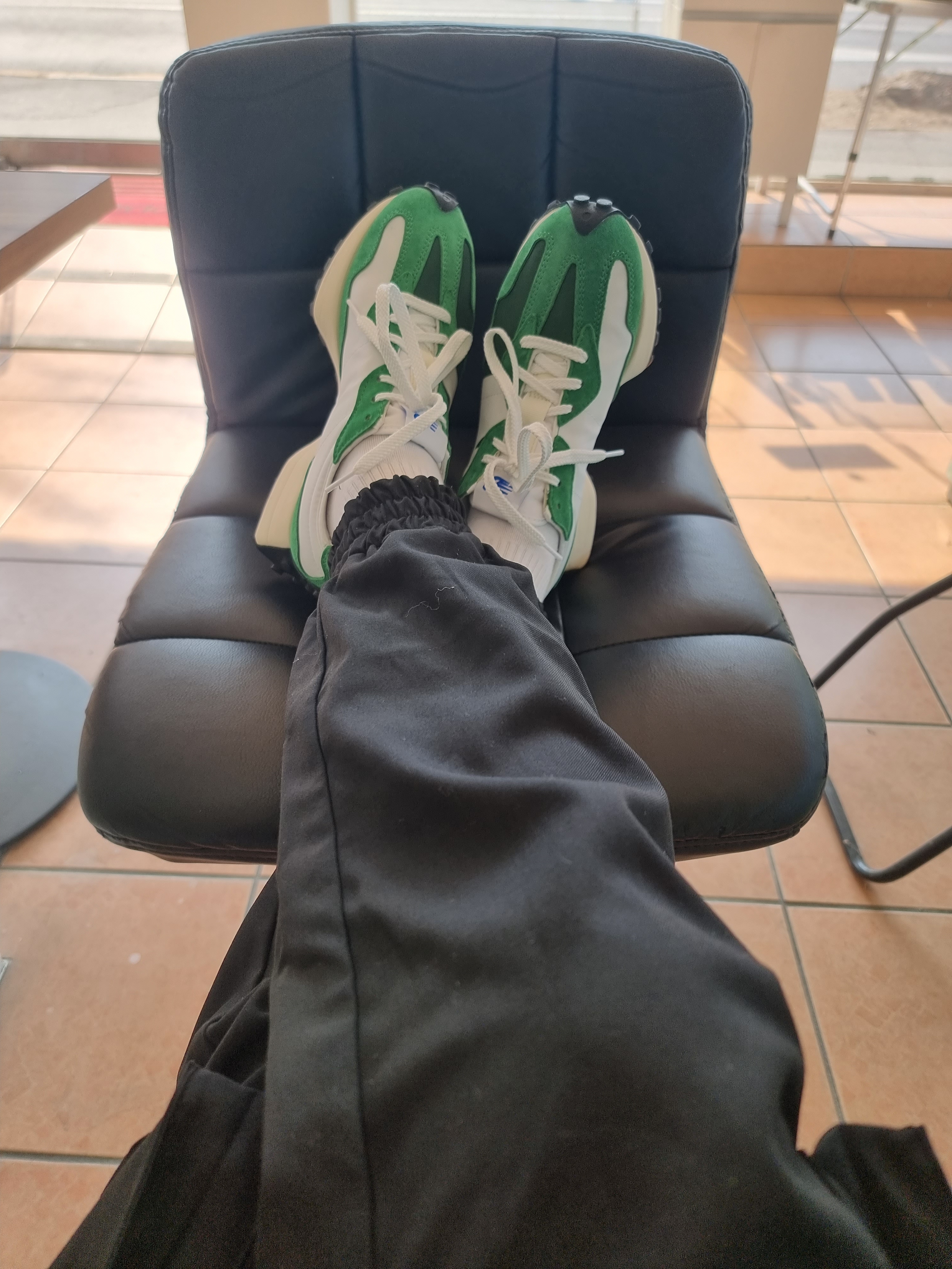 New Balance 327 Varsity Green 착용 스타일 - 3