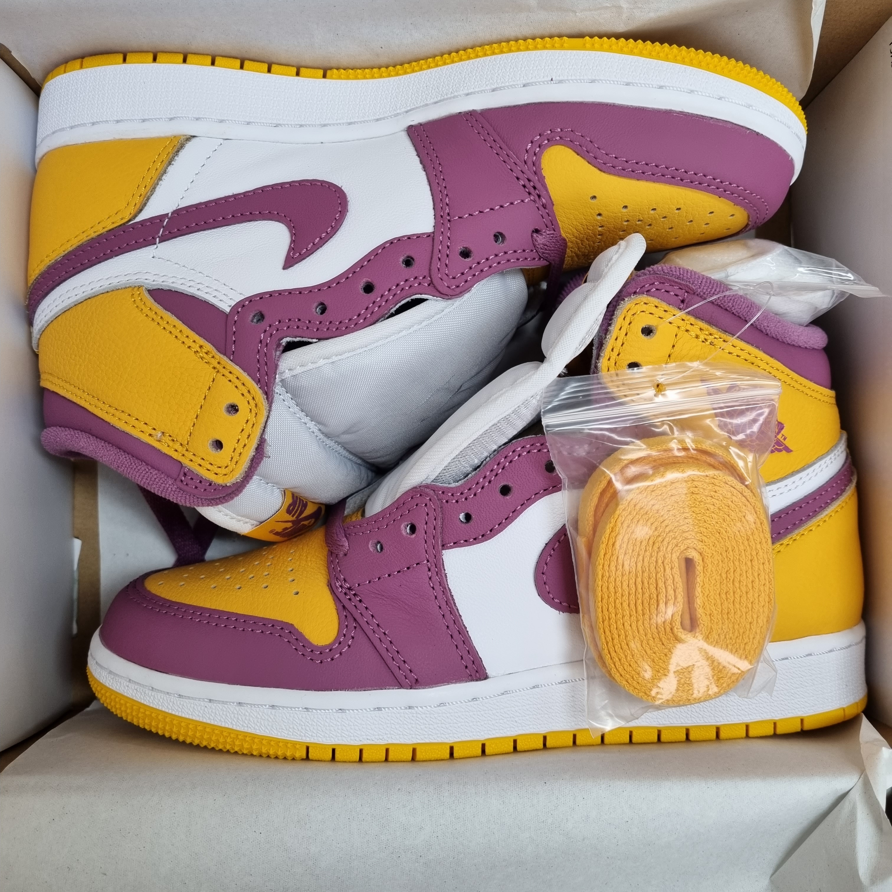 (GS) Jordan 1 Retro High OG University Gold Light Bordeaux 착용 스타일 - 2