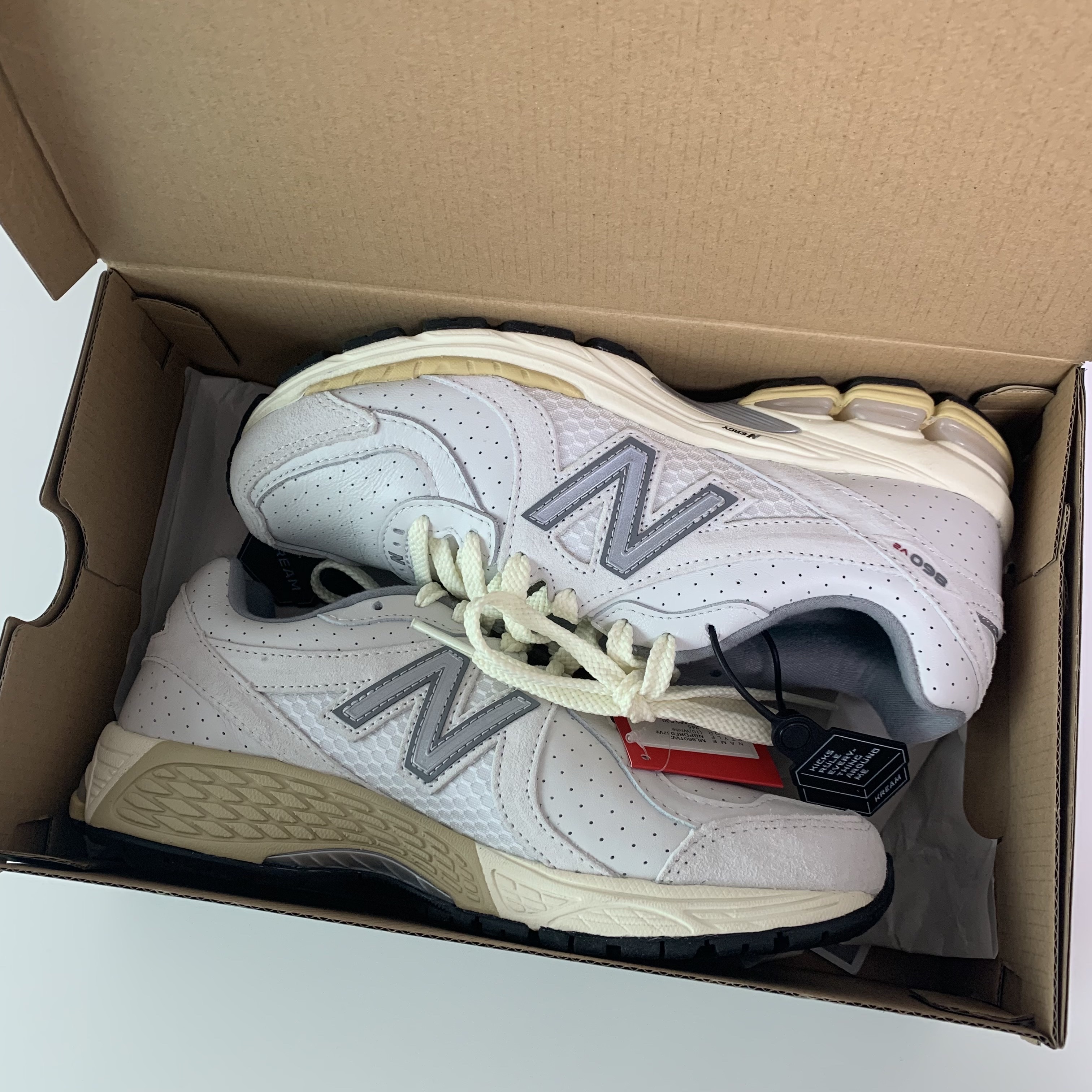 New Balance x Thisisneverthat 860v2 White 착용 스타일
