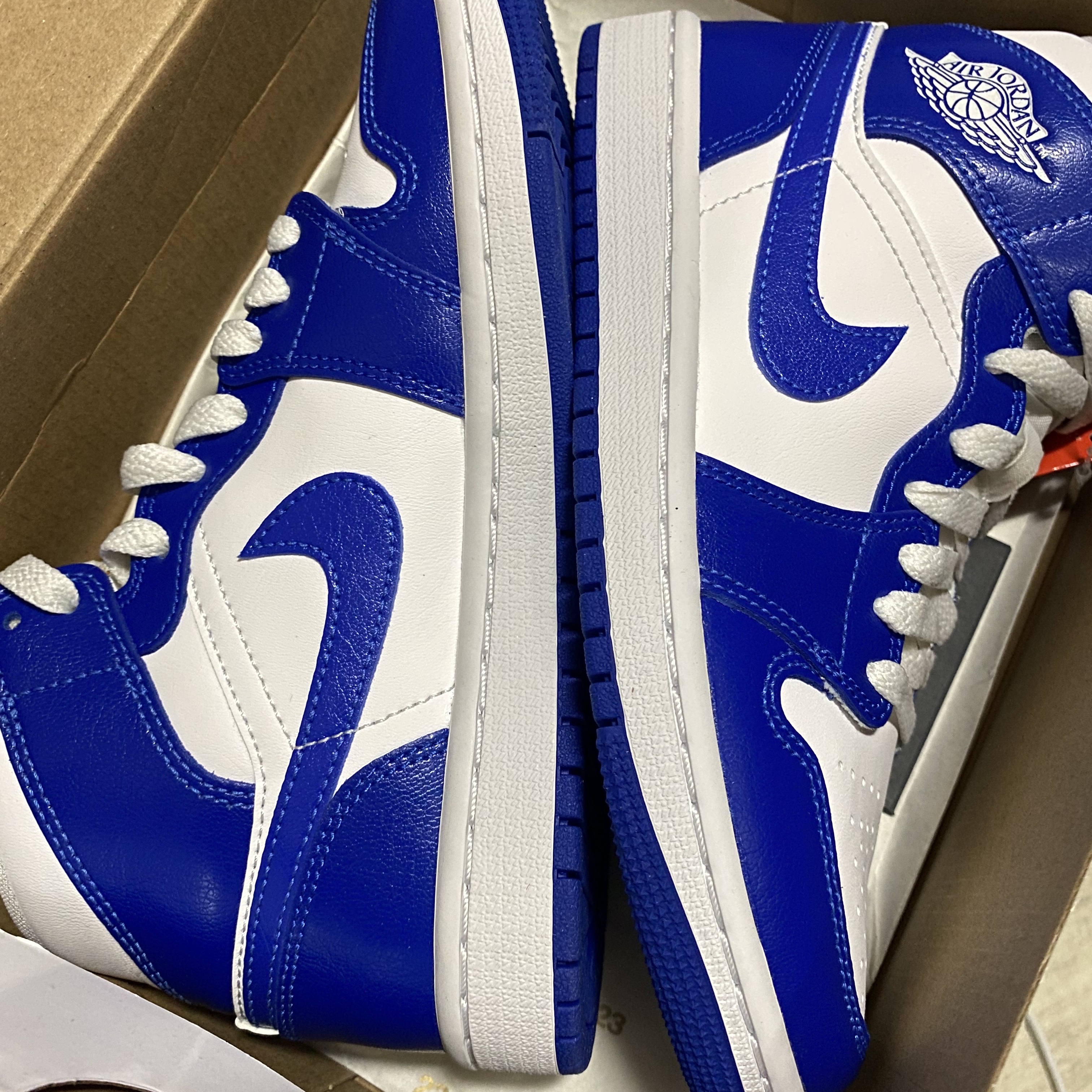 (W) Jordan 1 Mid White Hyper Royal 착용 스타일