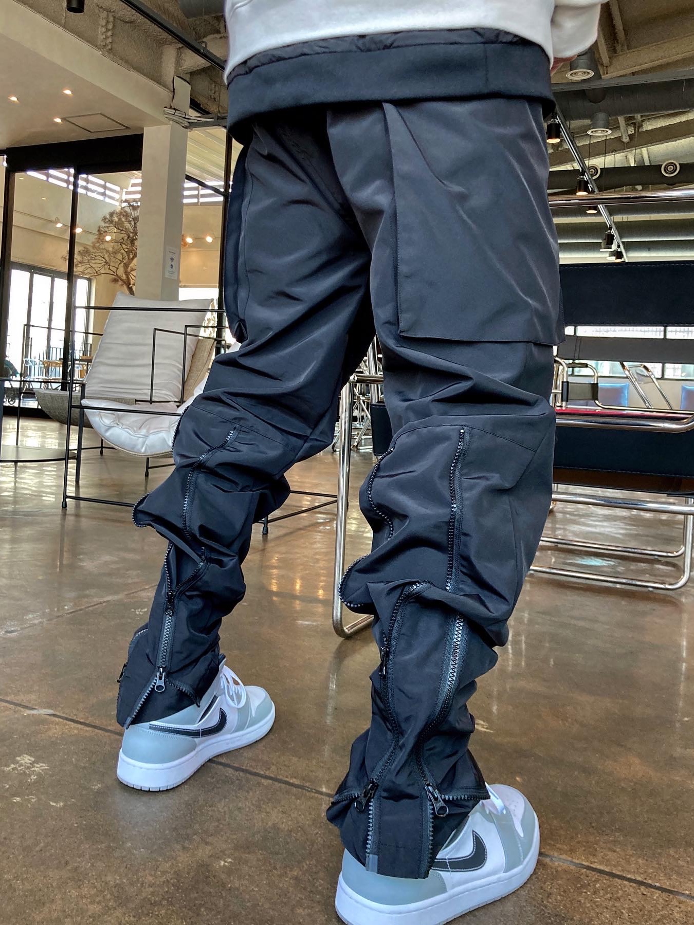 Jordan 1 Mid Light Smoke Grey Anthracite, Essentials x New Era Retro Crown Strapback White 착용 스타일 - 5